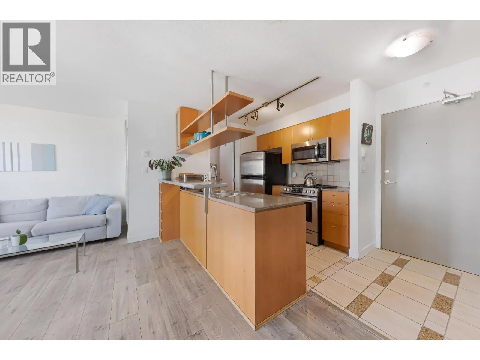 1607 1495 RICHARD STREET