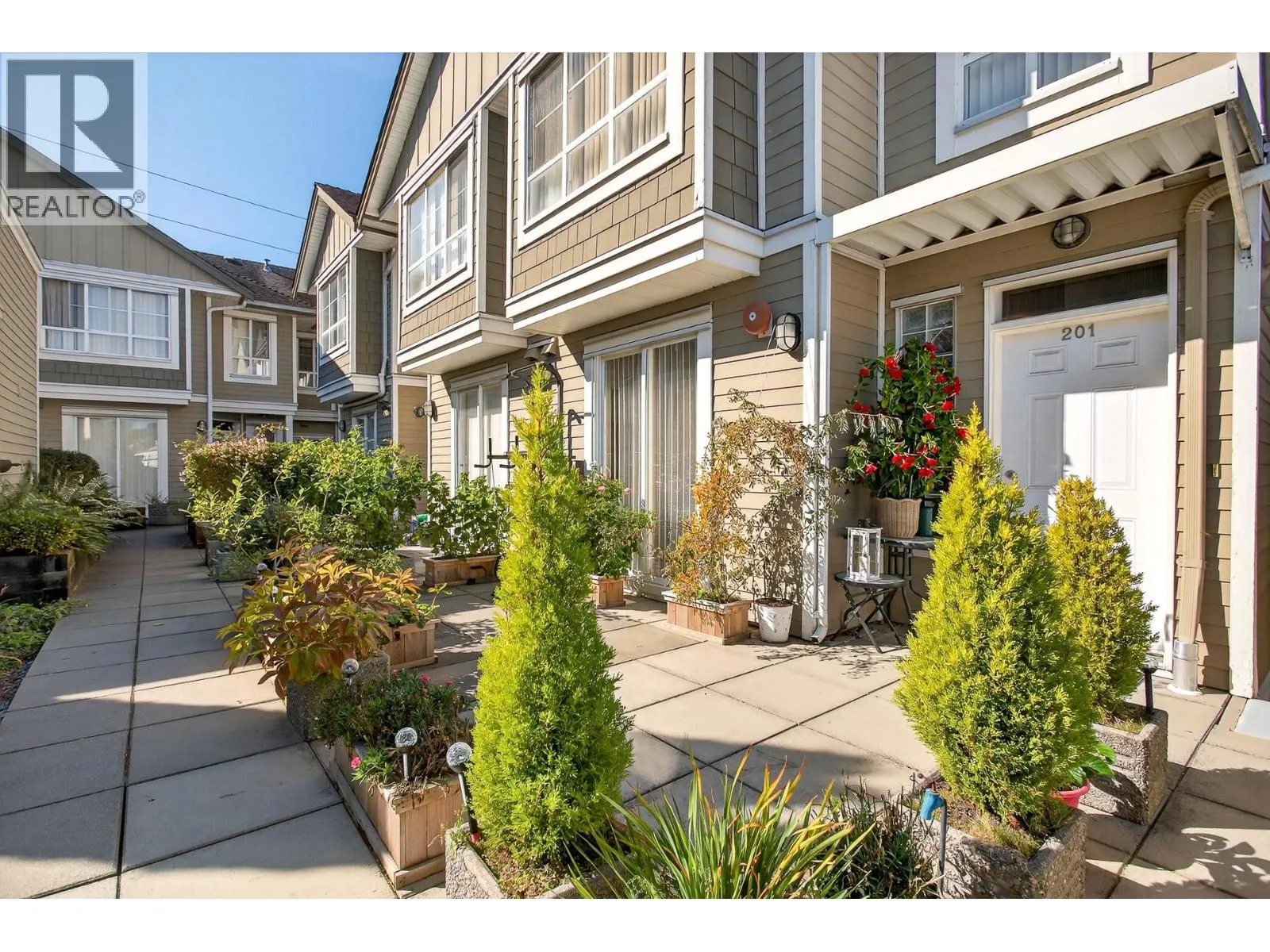 201 815 FIRST STREET