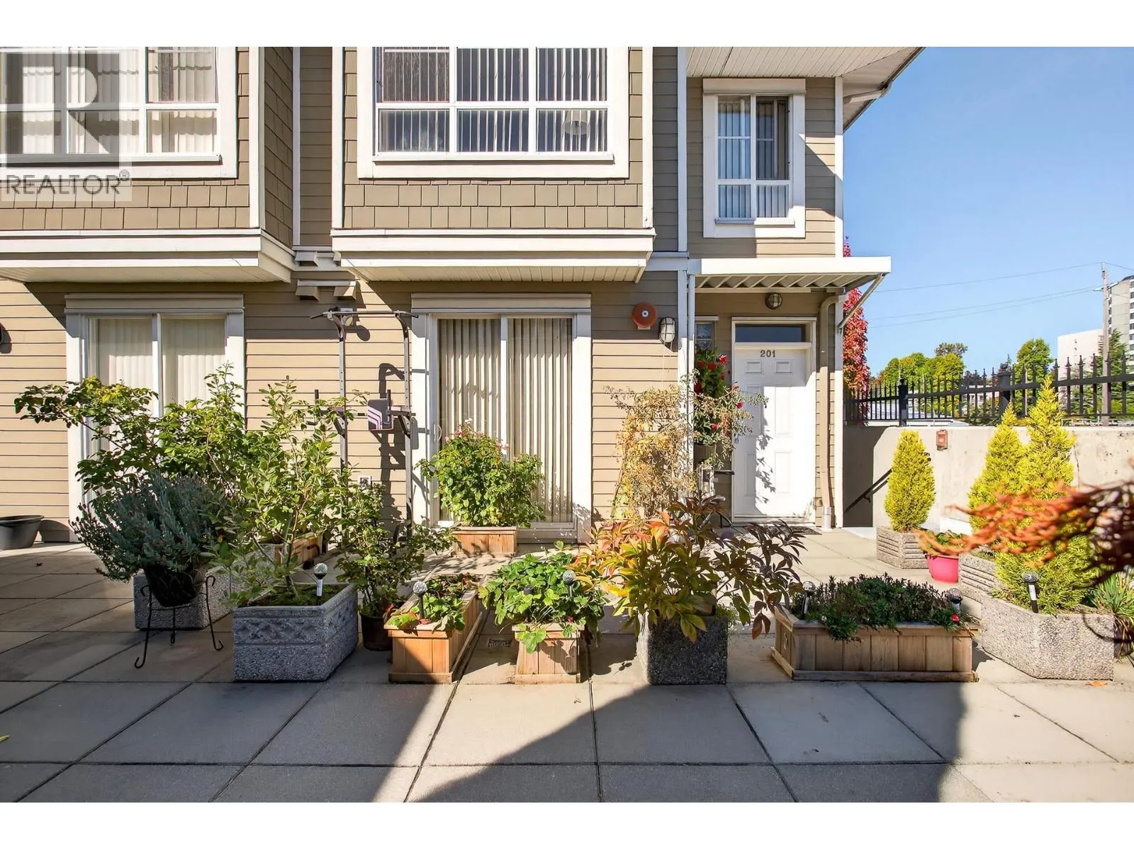 201 815 FIRST STREET