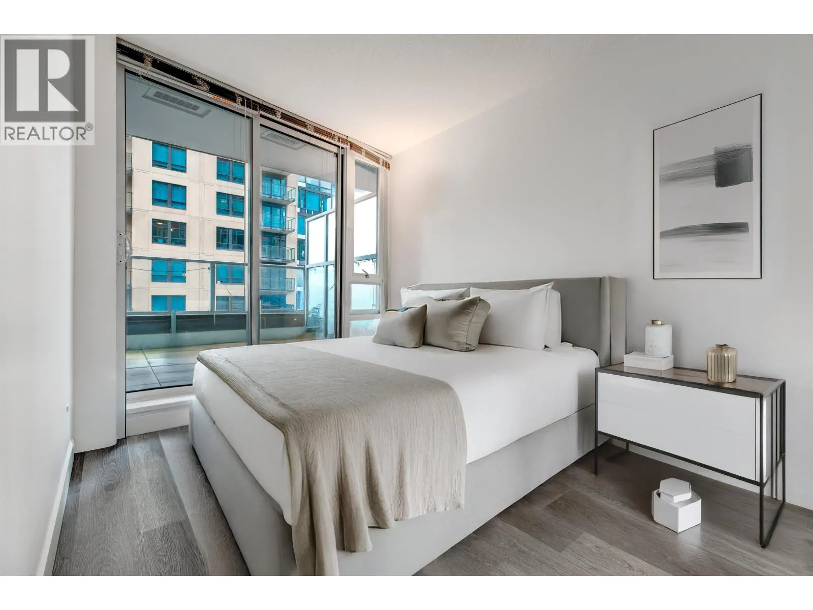 705 233 ROBSON STREET