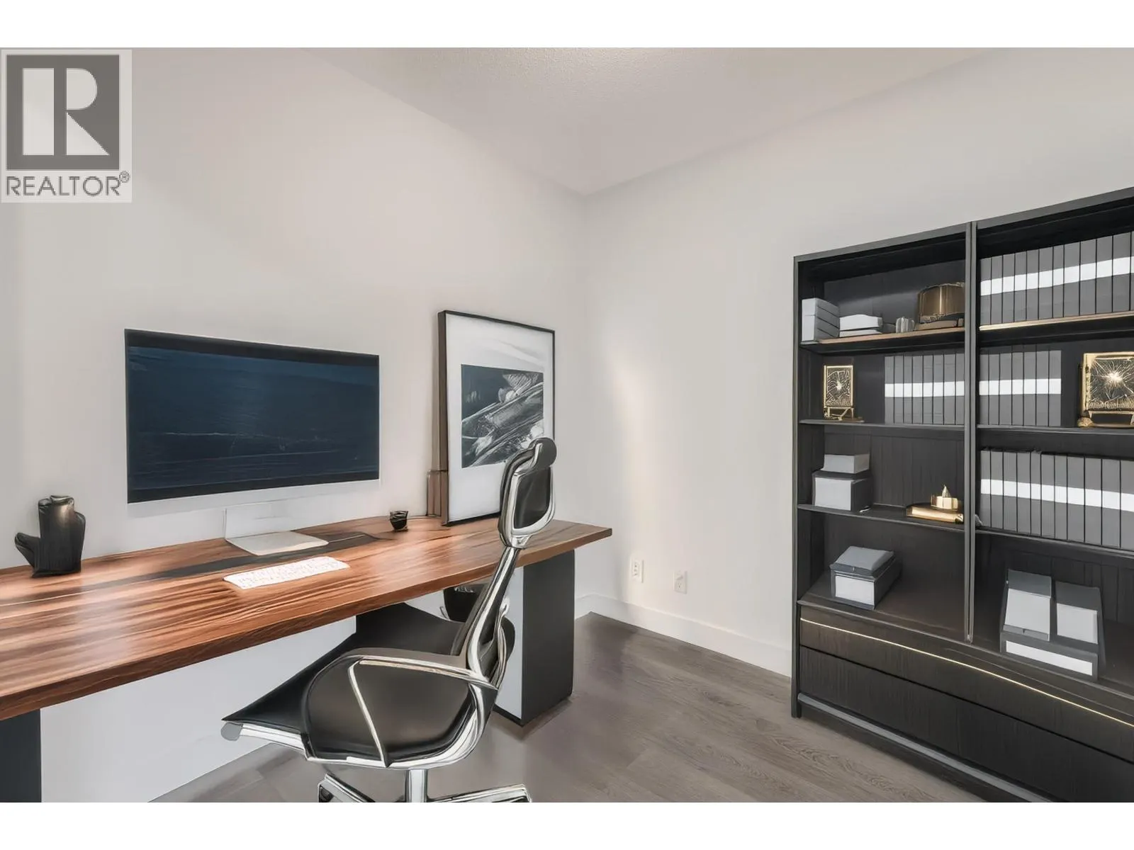 705 233 ROBSON STREET