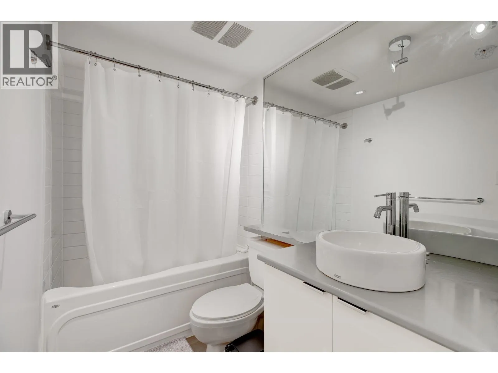 705 233 ROBSON STREET