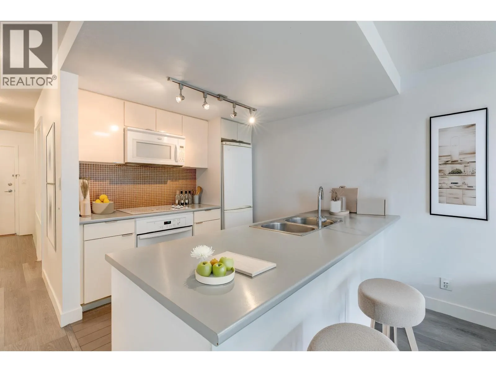 705 233 ROBSON STREET