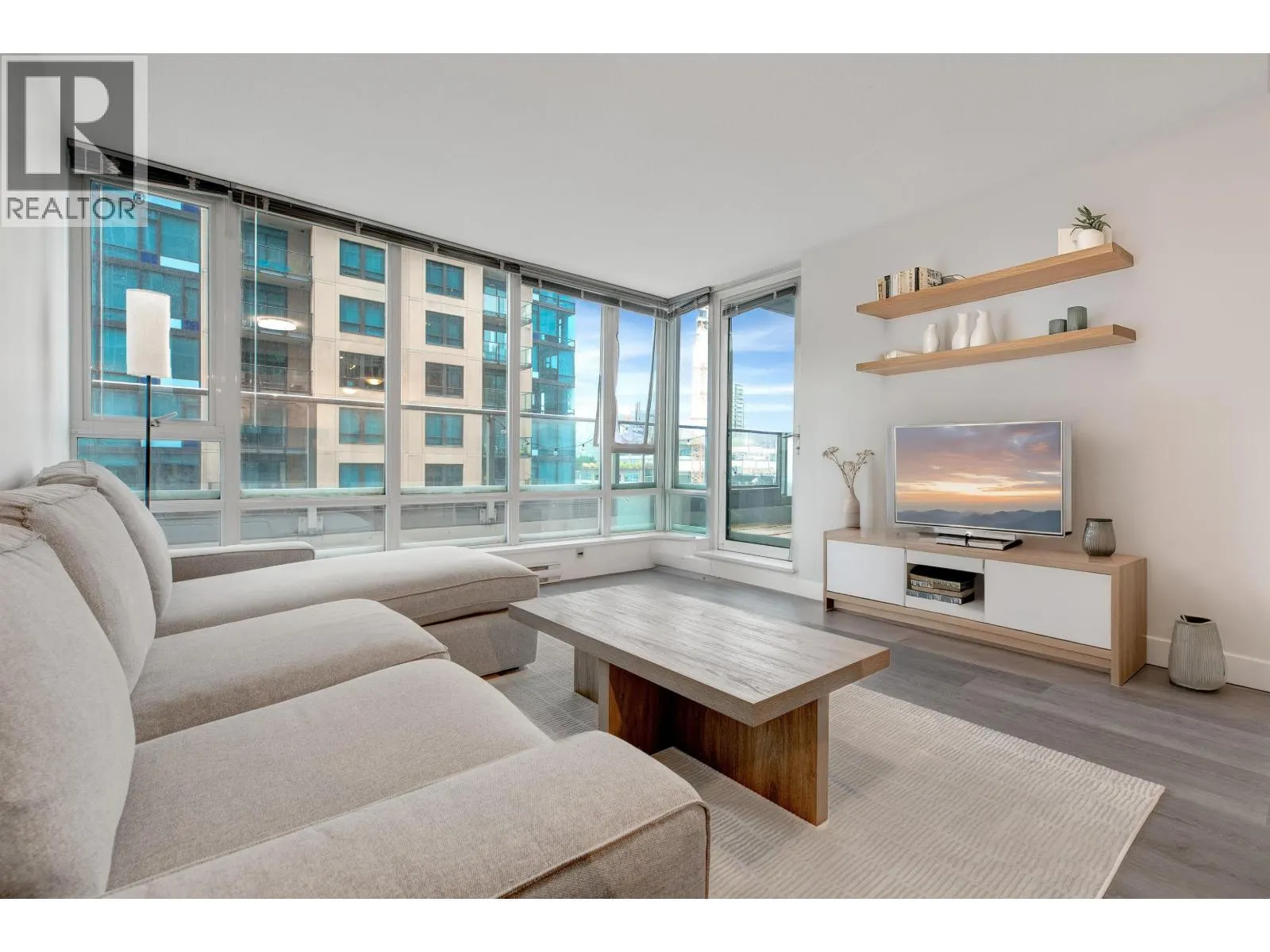 705 233 ROBSON STREET