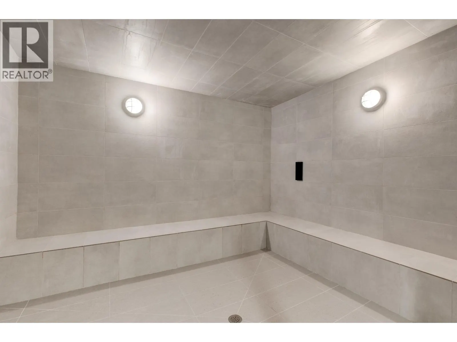 705 233 ROBSON STREET