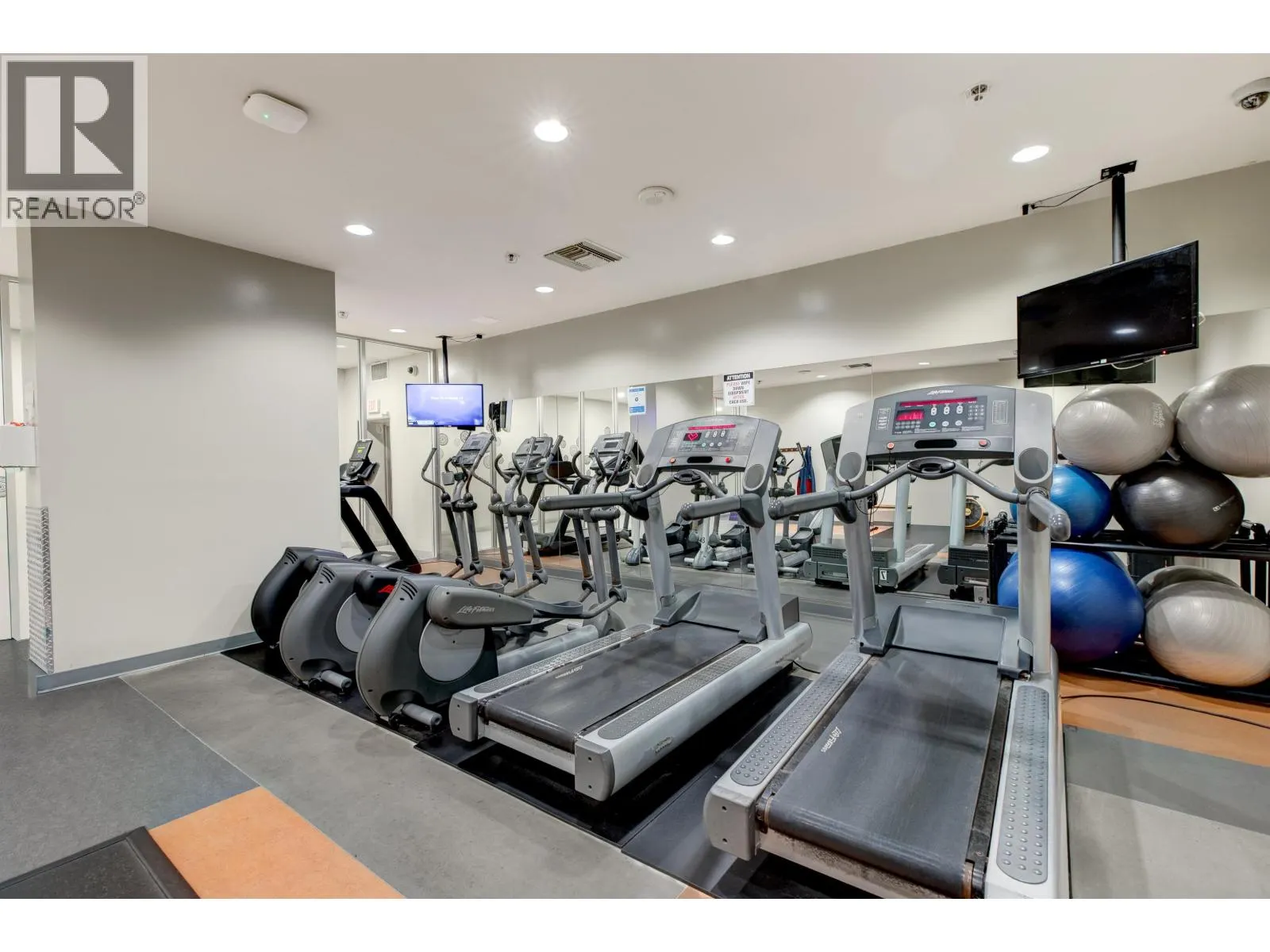 705 233 ROBSON STREET