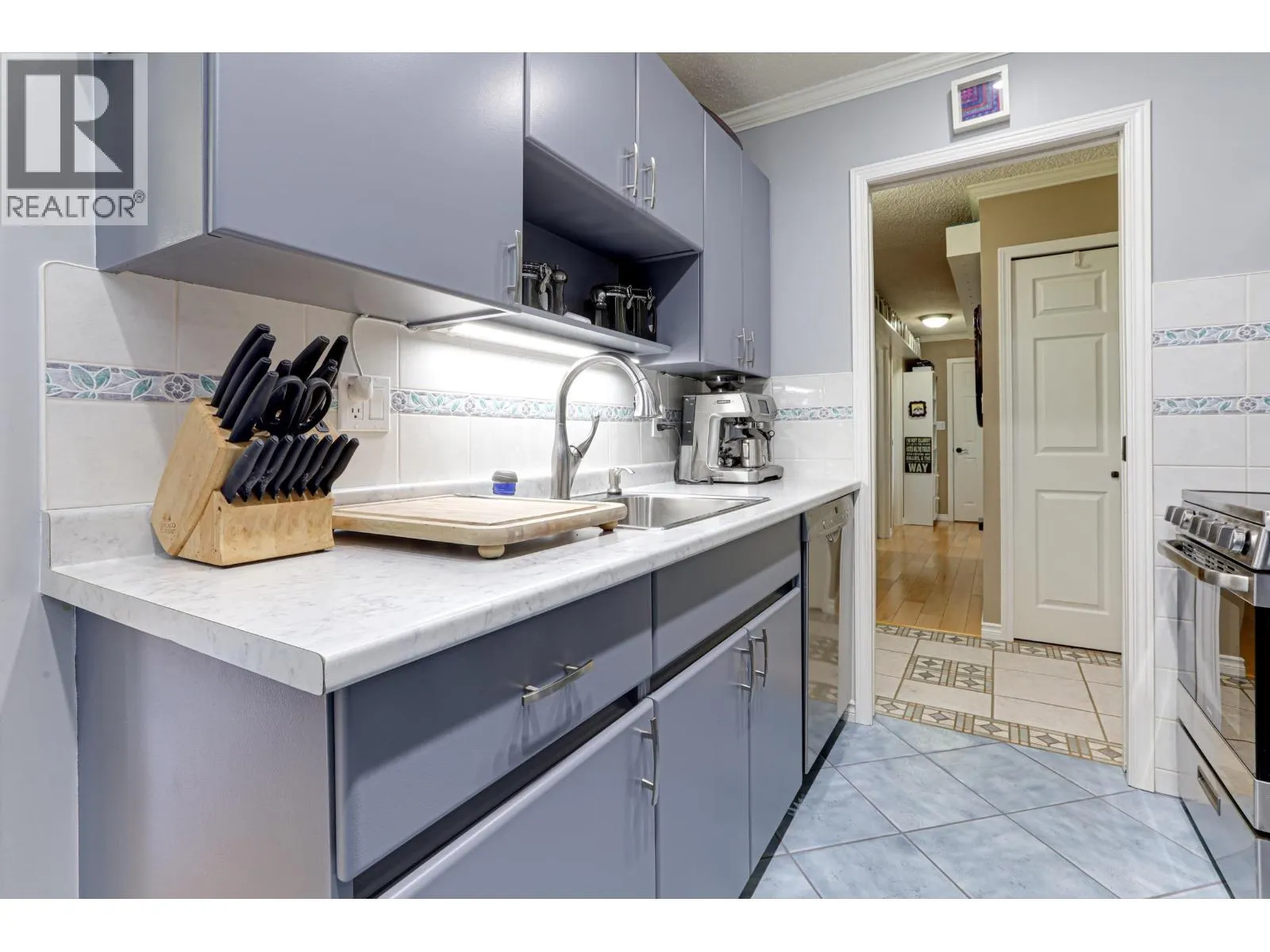 301 1048 KING ALBERT AVENUE