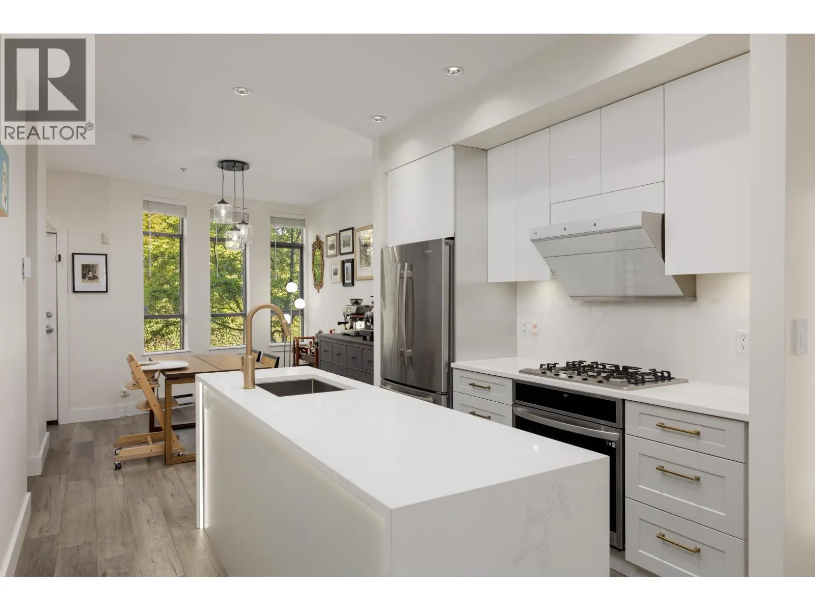 828 W 6TH AVENUE