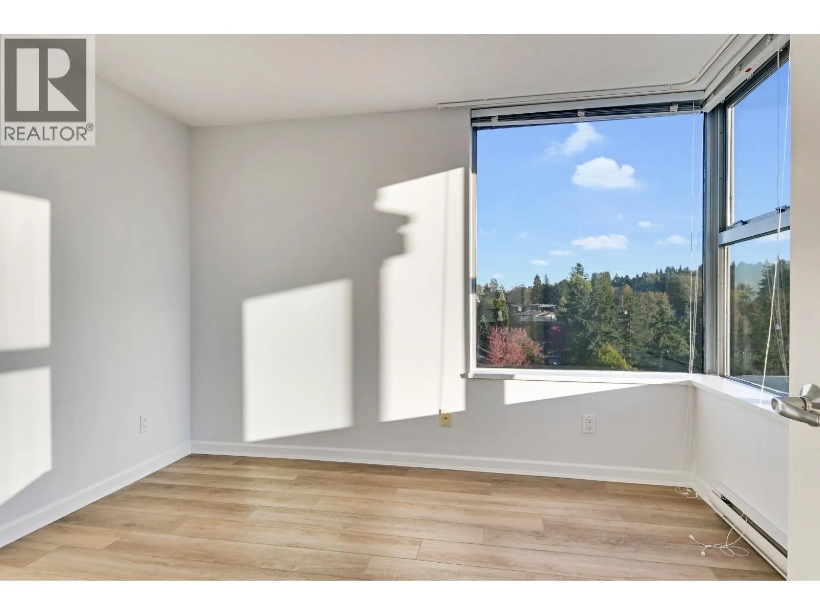 1303 295 GUILDFORD WAY
