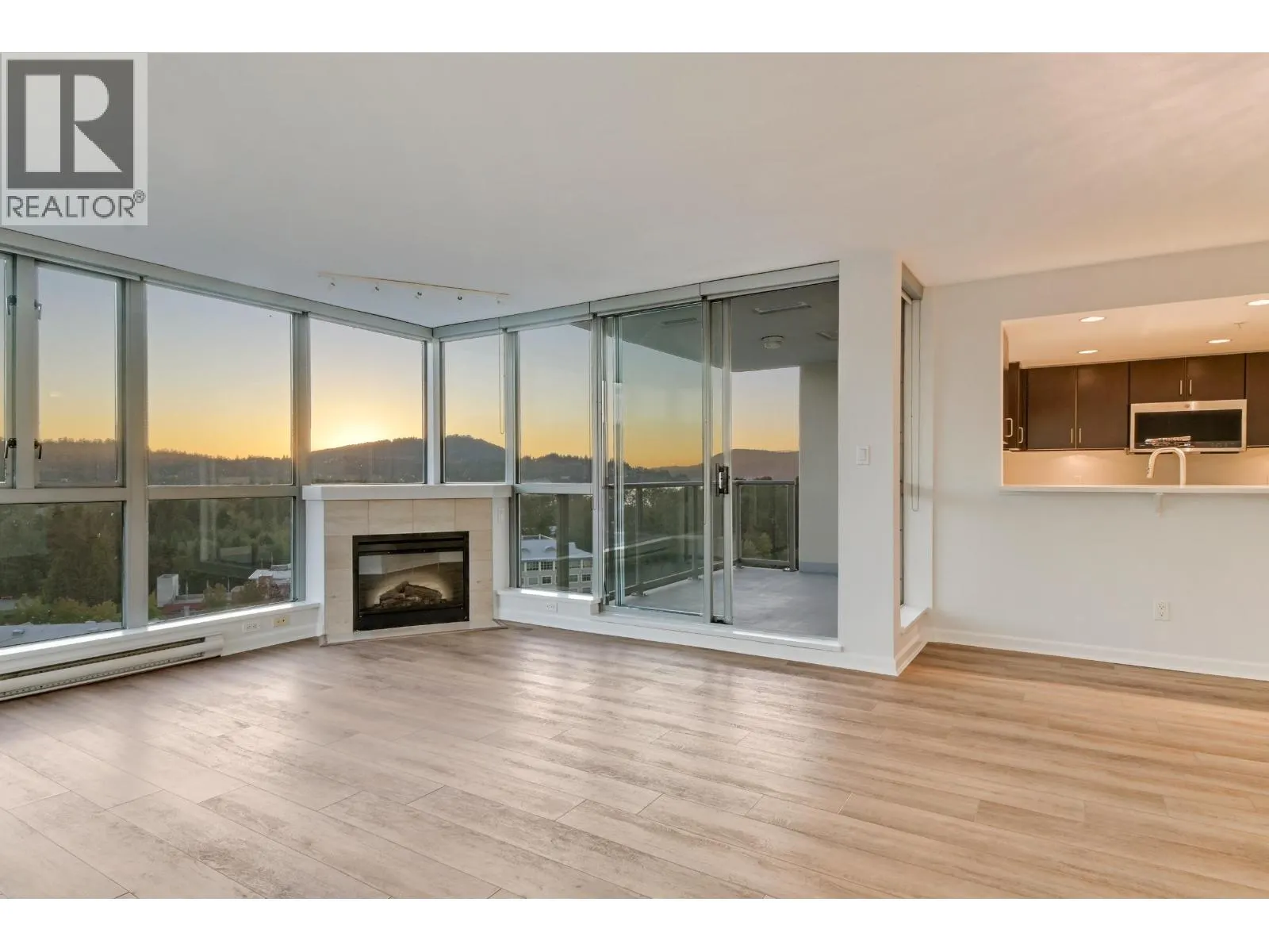 1303 295 GUILDFORD WAY