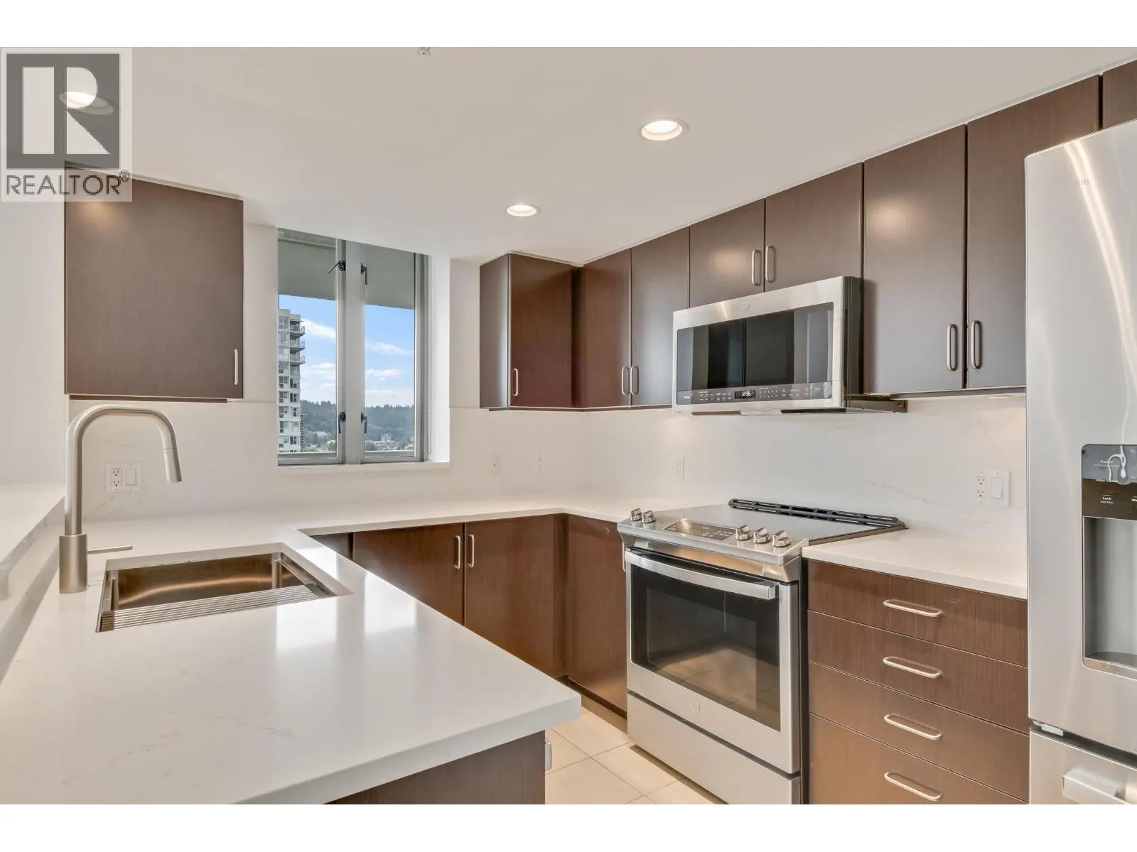 1303 295 GUILDFORD WAY