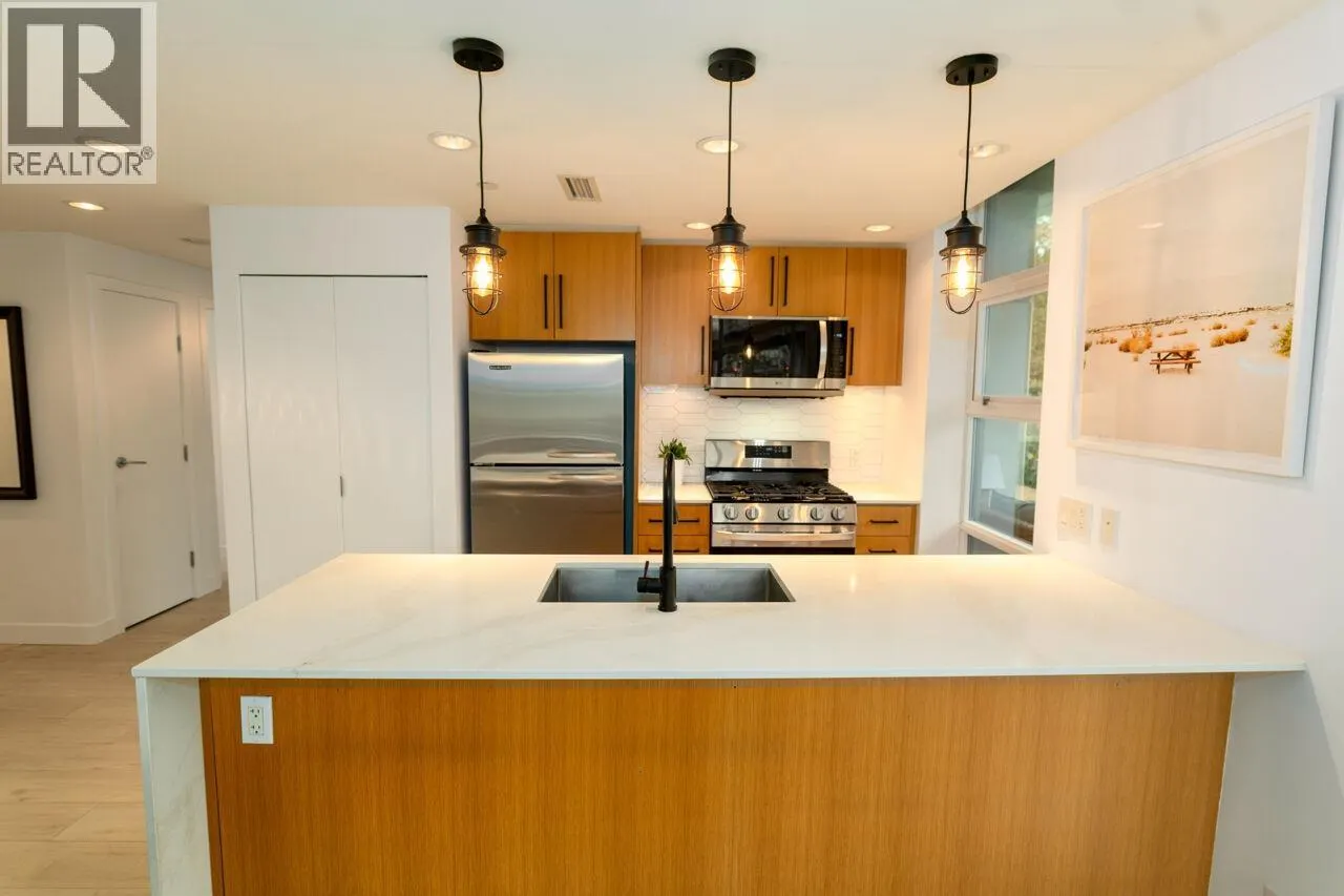 305 638 BEACH CRESCENT