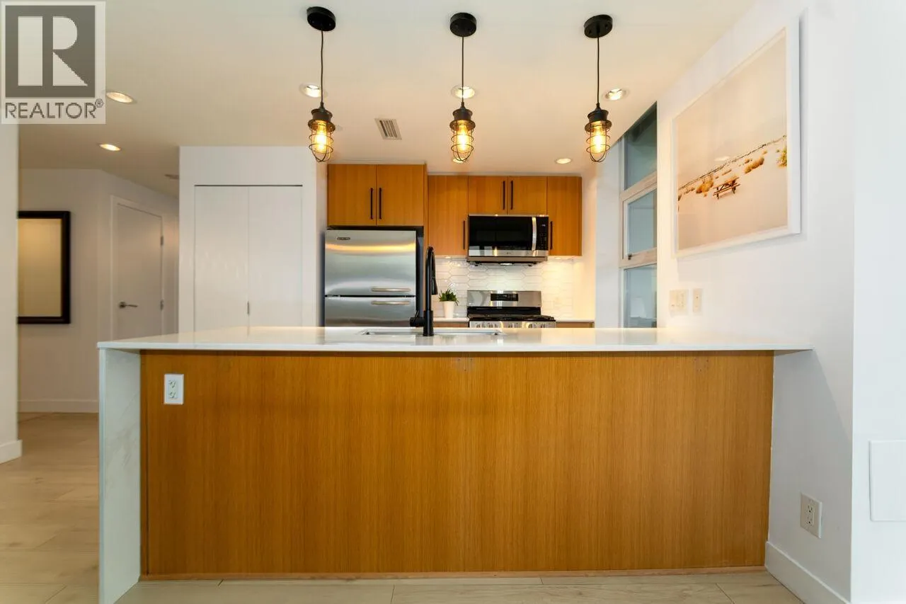 305 638 BEACH CRESCENT