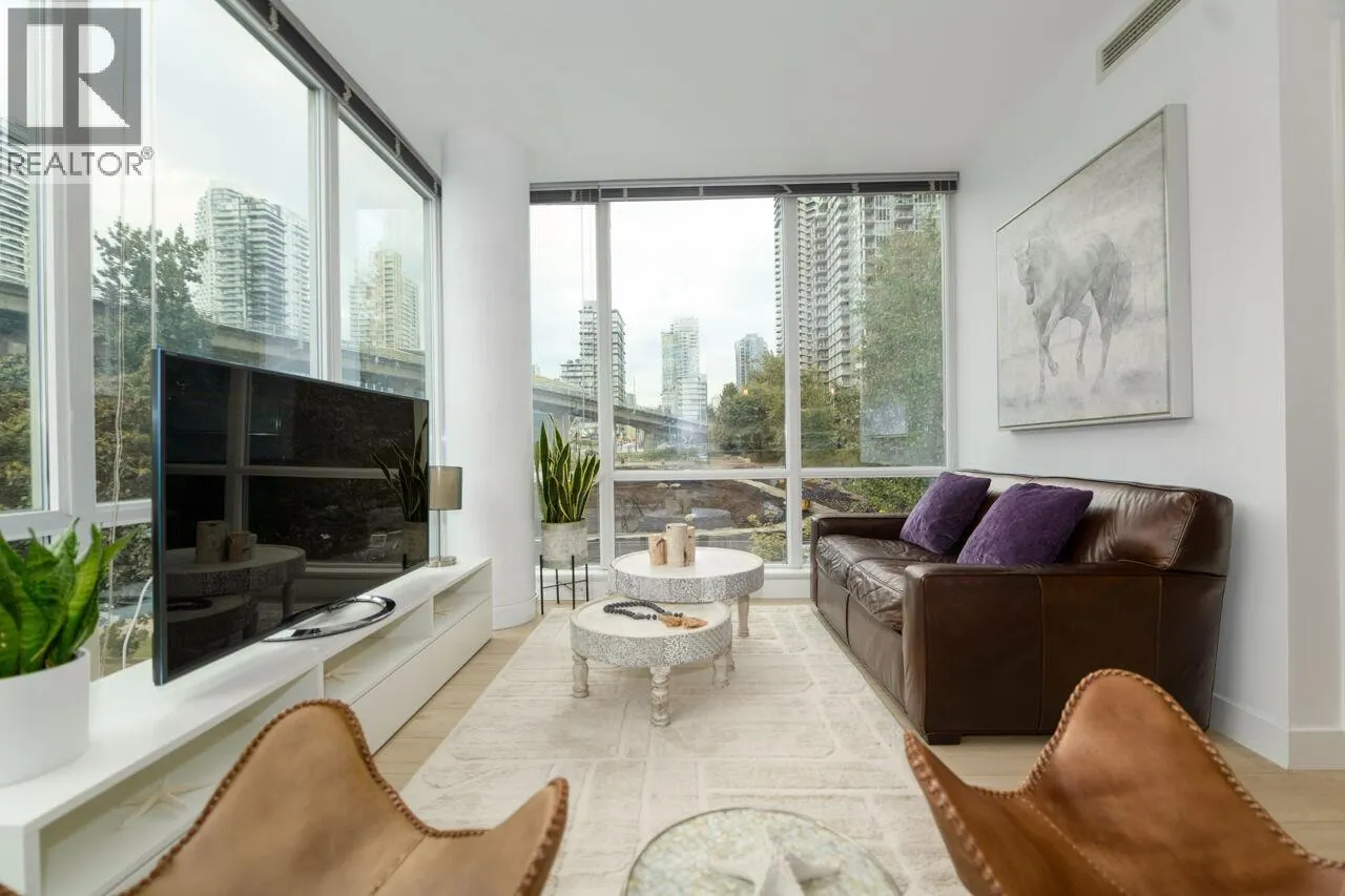 305 638 BEACH CRESCENT