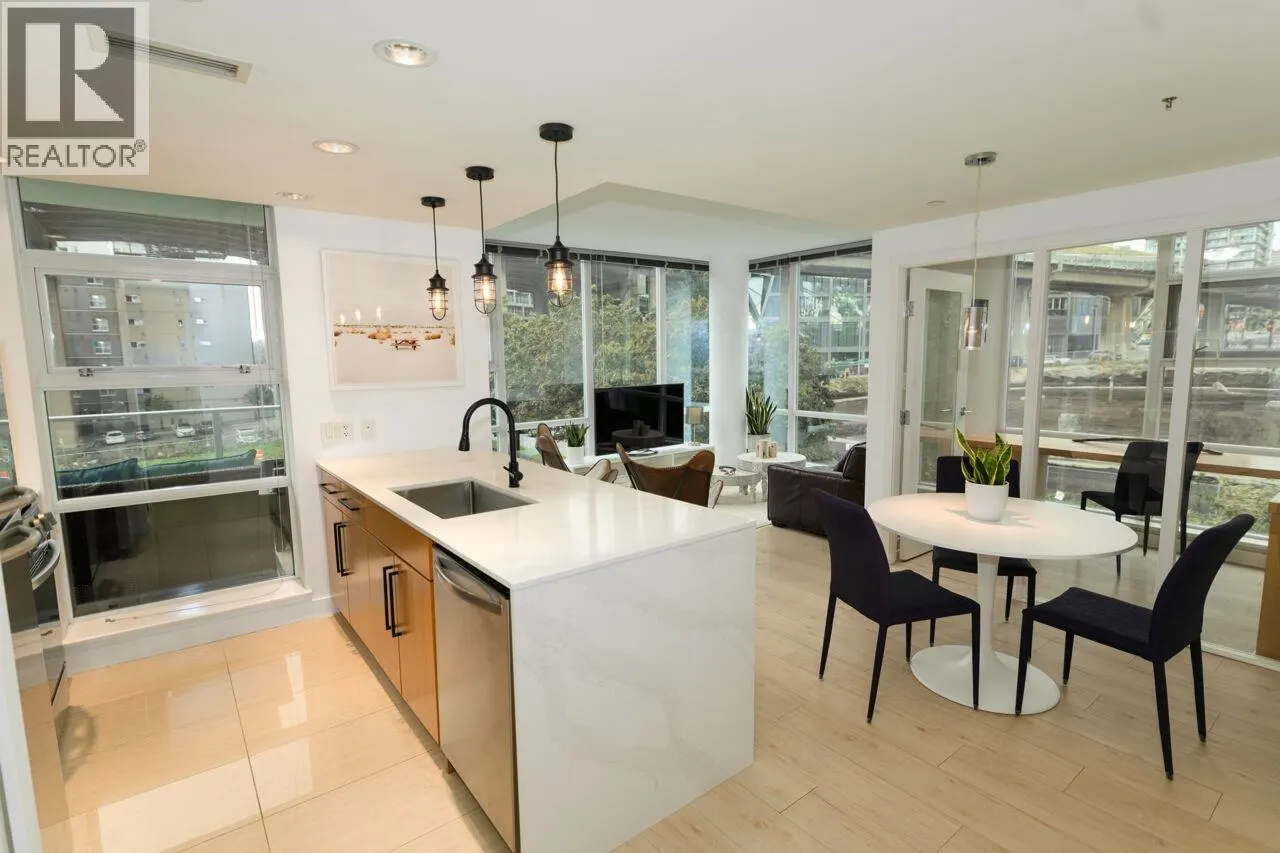 305 638 BEACH CRESCENT