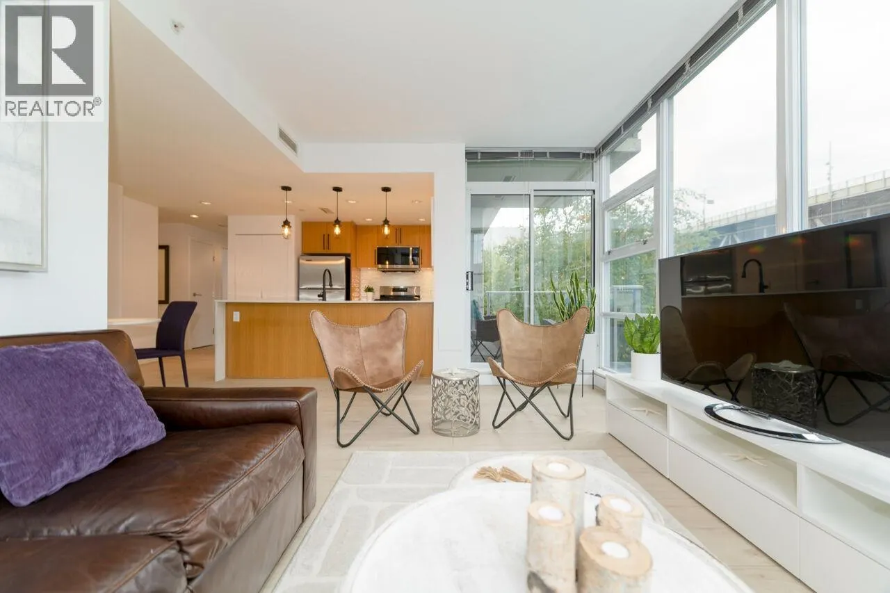 305 638 BEACH CRESCENT