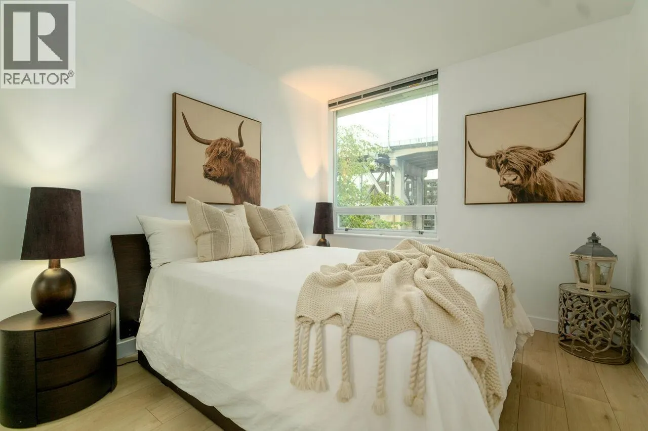 305 638 BEACH CRESCENT