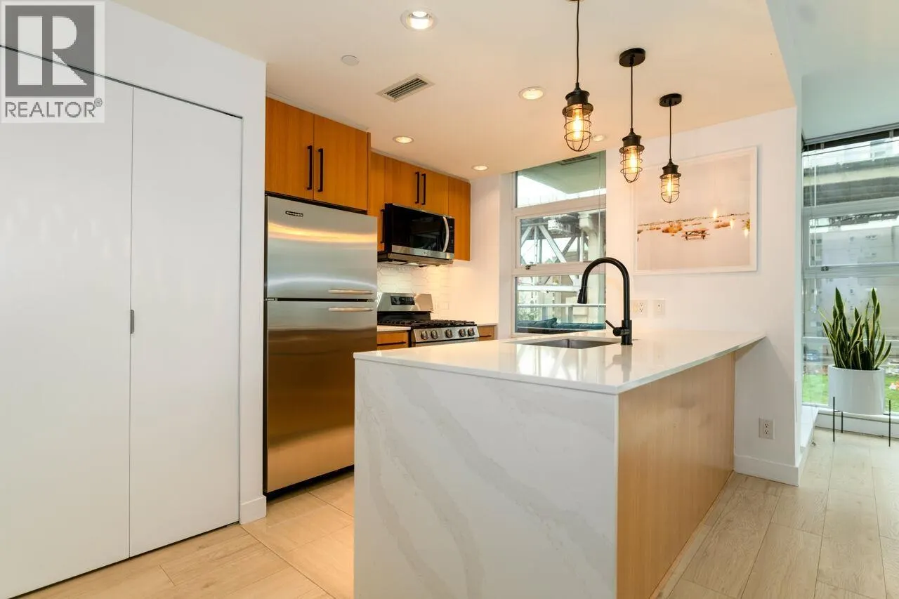 305 638 BEACH CRESCENT