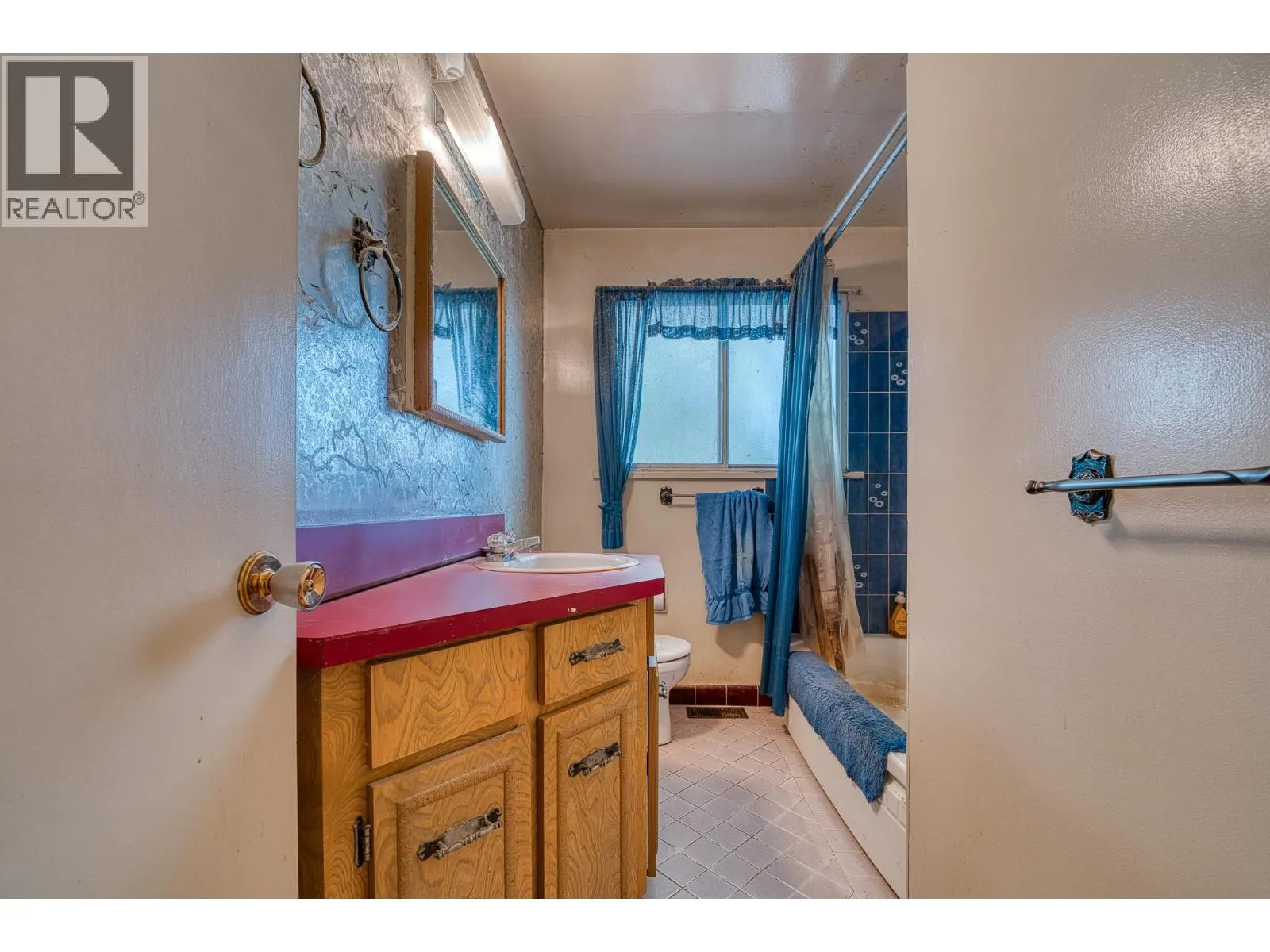 1124 LUXTON SQUARE