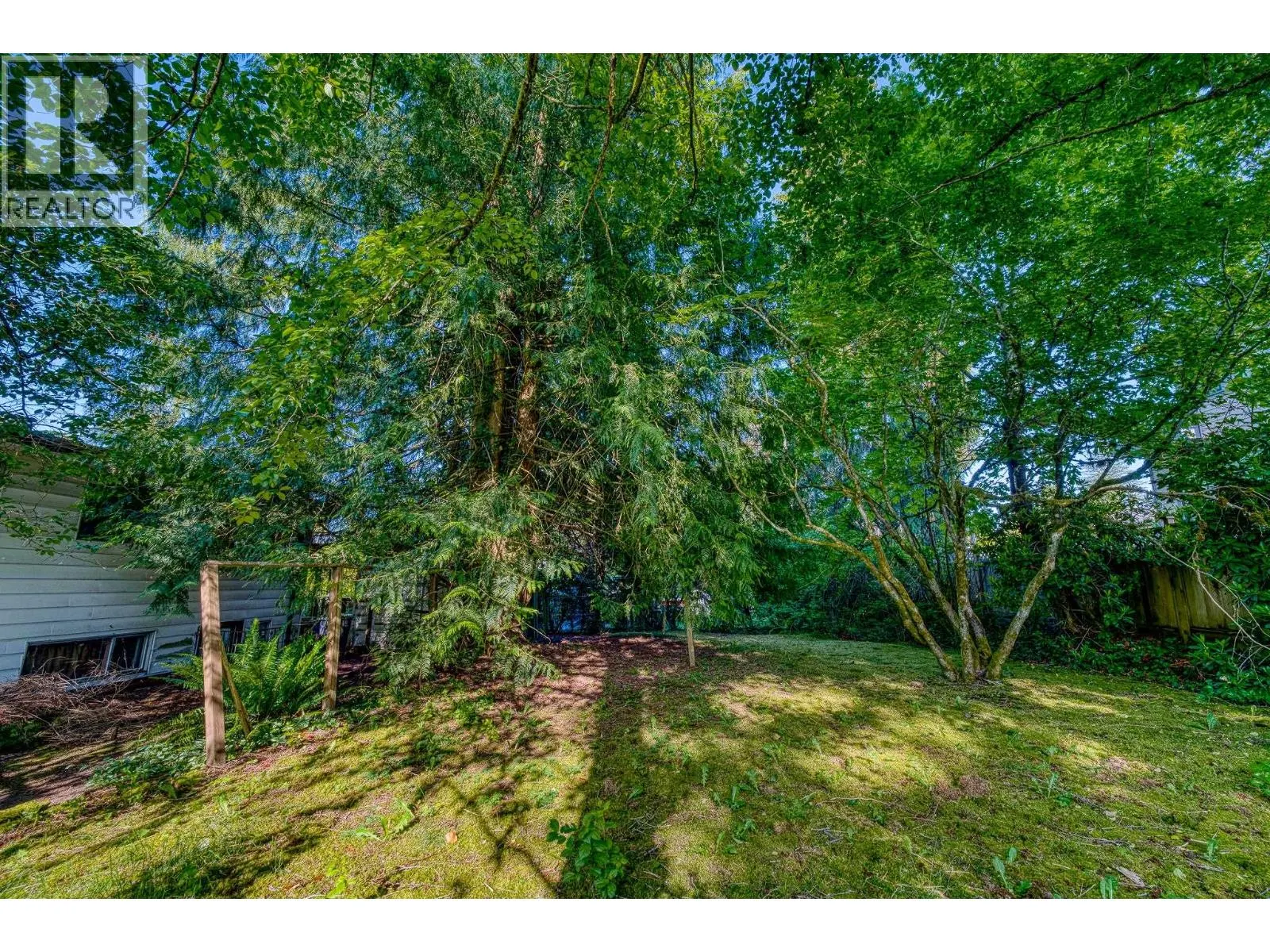 1124 LUXTON SQUARE