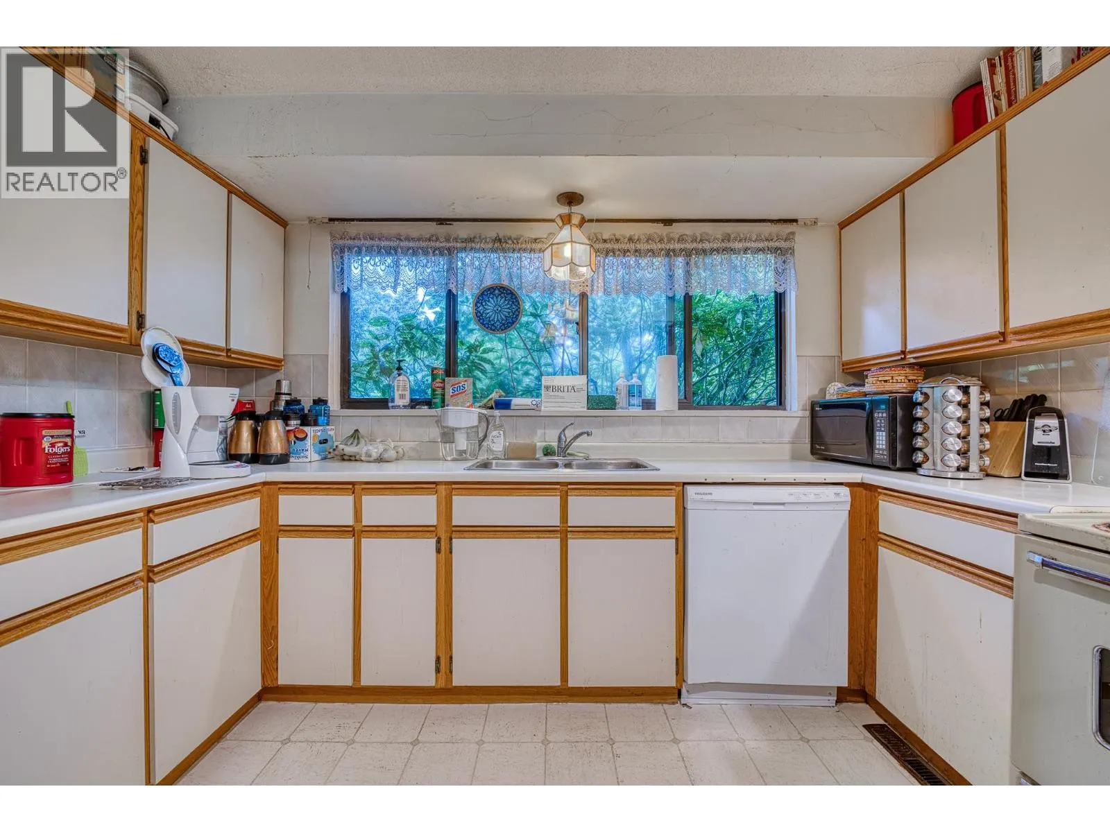 1124 LUXTON SQUARE