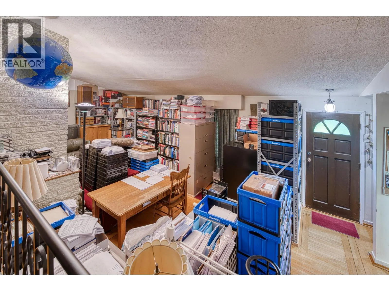 1124 LUXTON SQUARE