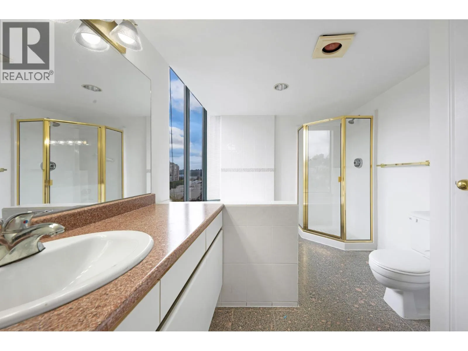 1001 8 LAGUNA COURT