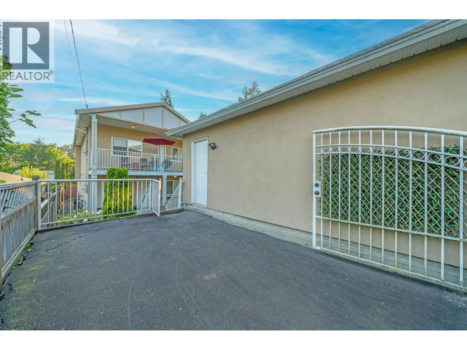 2052 WESTVIEW DRIVE