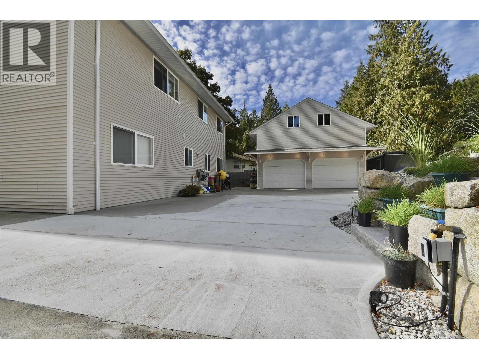 8086 DOGWOOD DRIVE