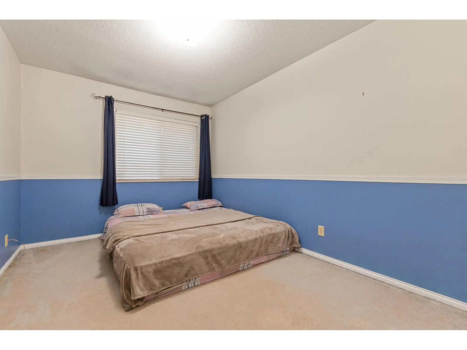 2 2998 MOUAT DRIVE