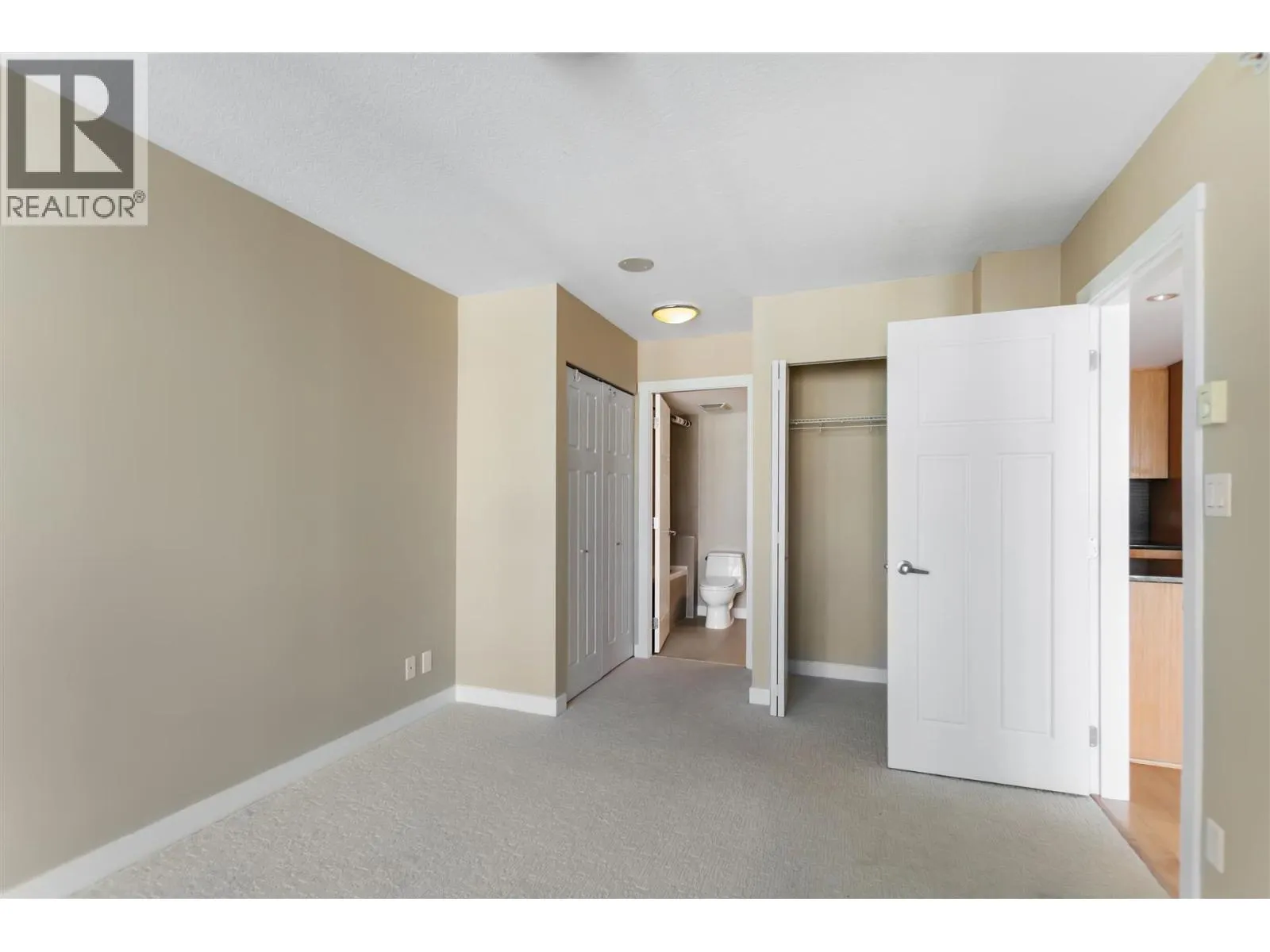 2204 2978 GLEN DRIVE