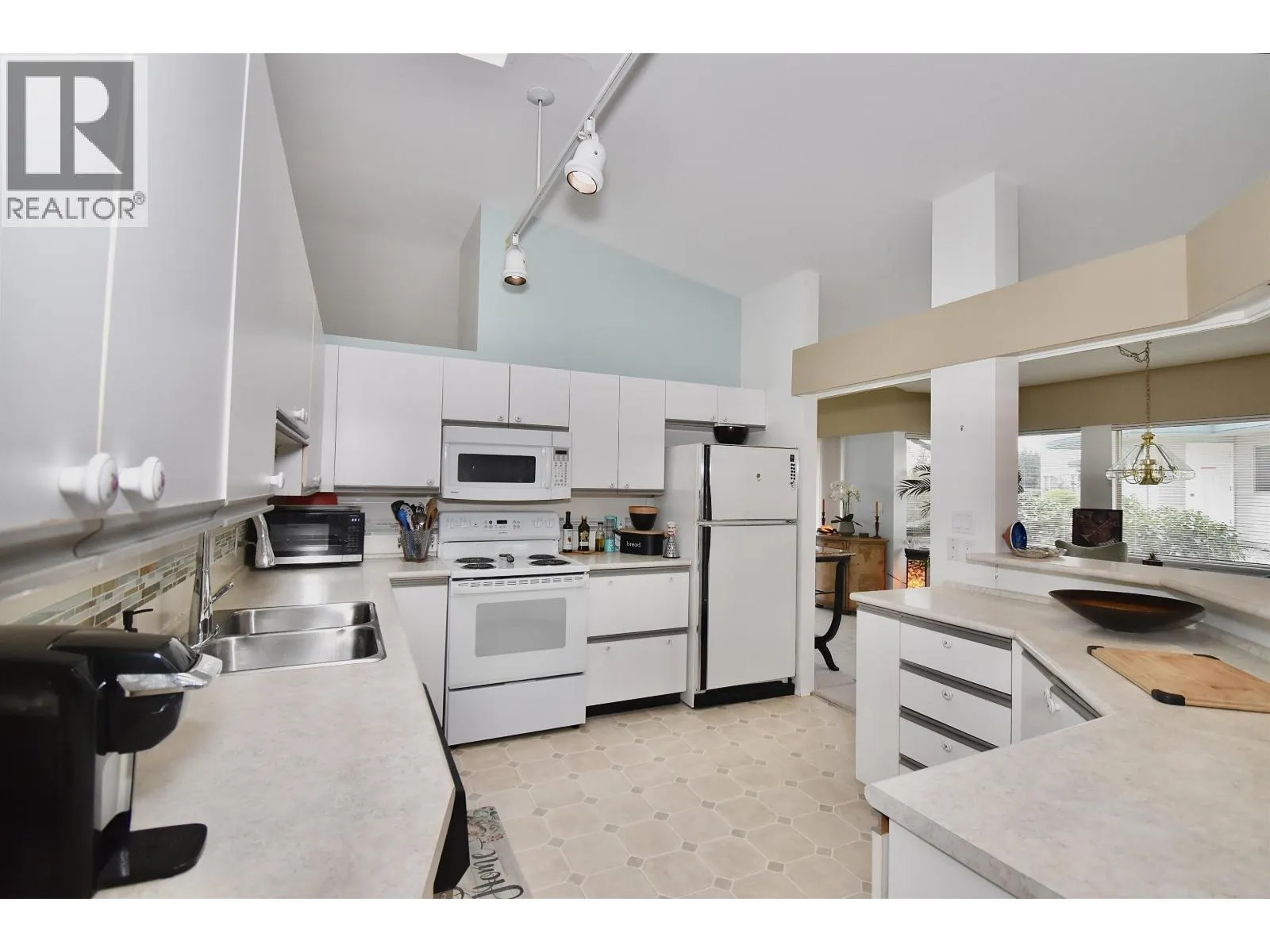 28 555 EAGLECREST DRIVE
