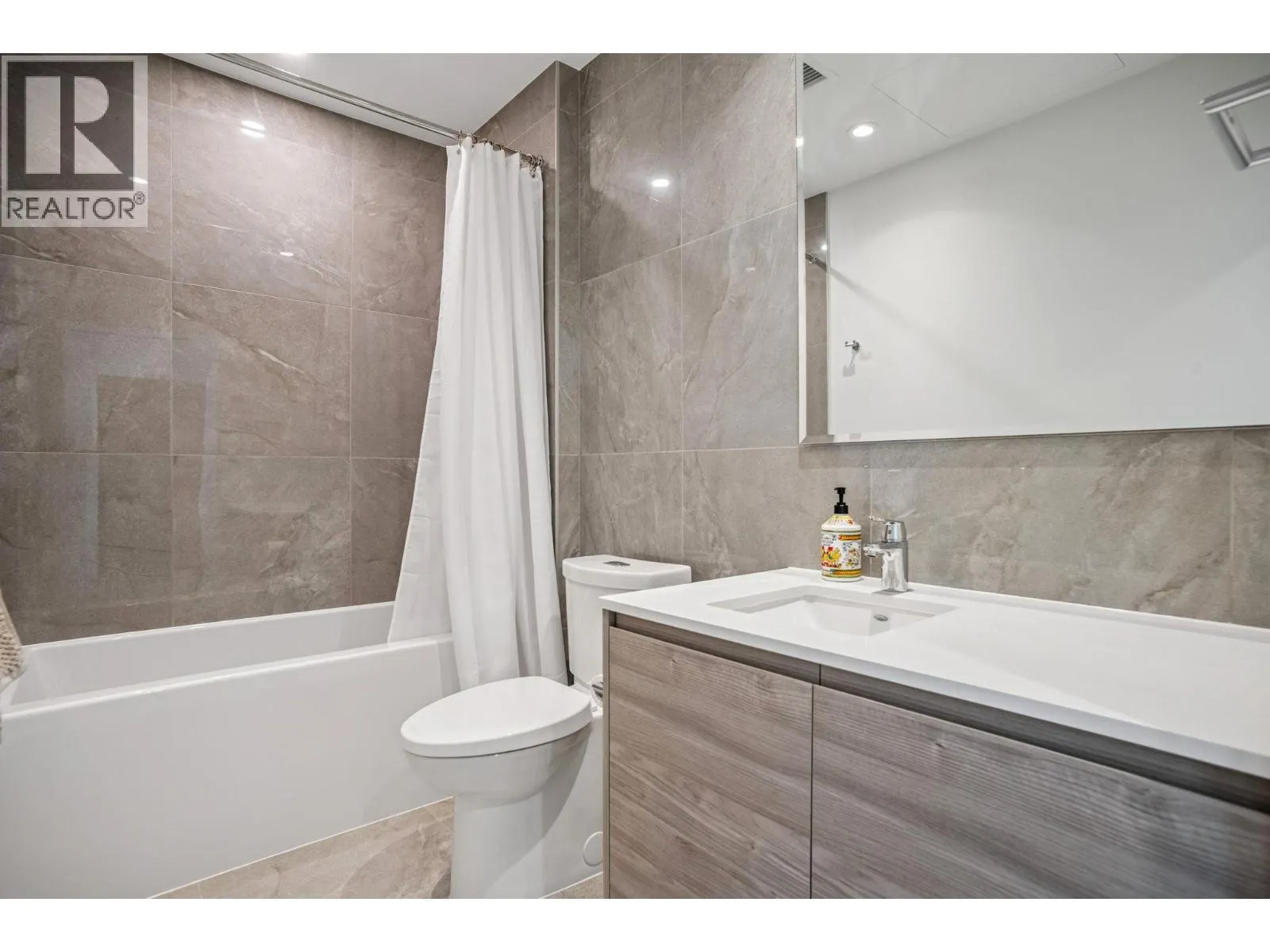 3703 680 QUAYSIDE DRIVE