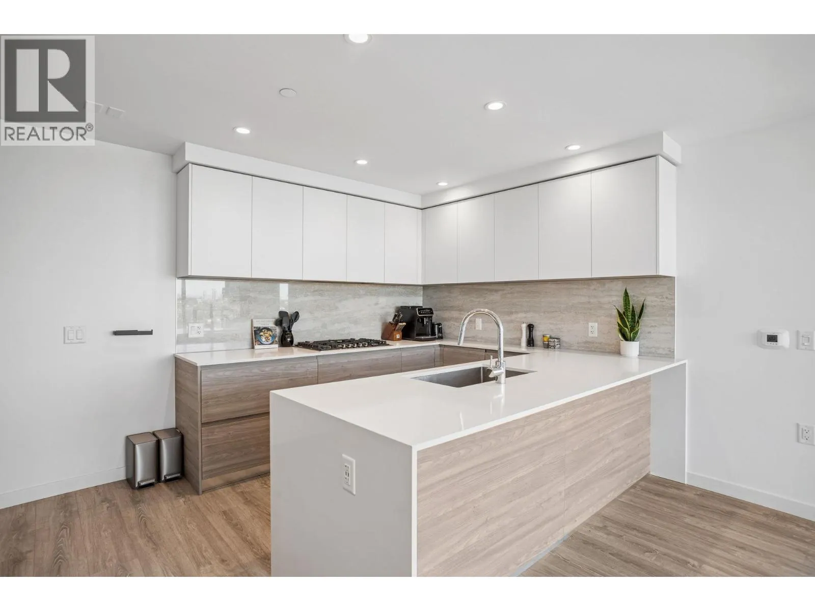 3703 680 QUAYSIDE DRIVE