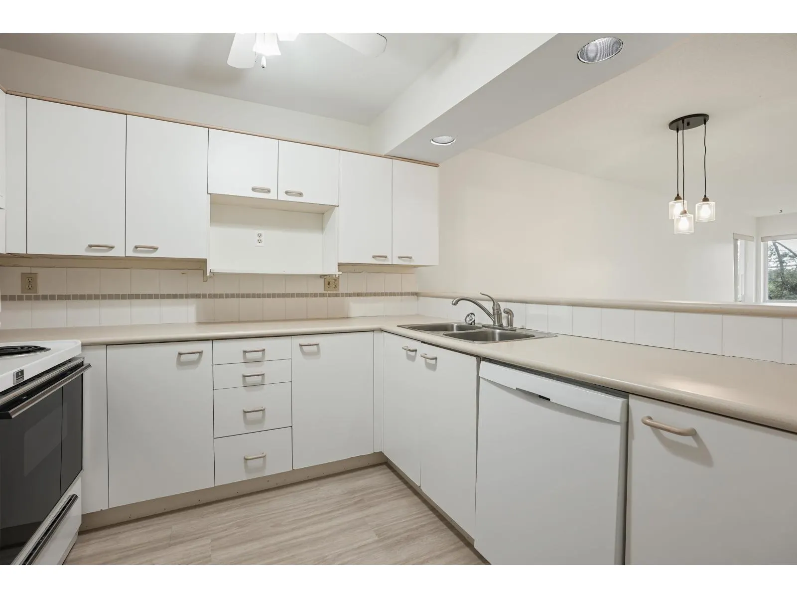 304 15717 MARINE DRIVE