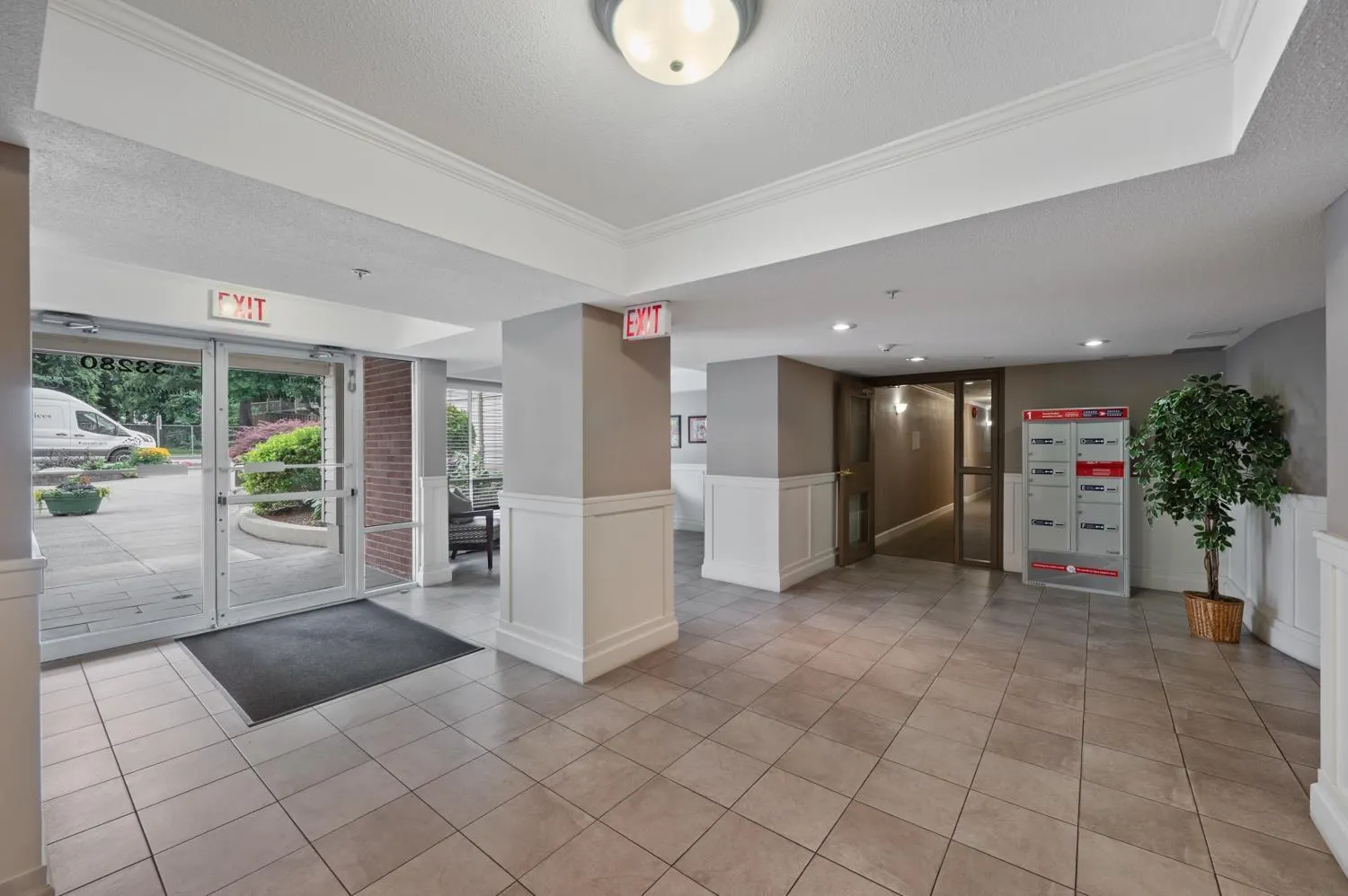 407 33280 E BOURQUIN CRESCENT