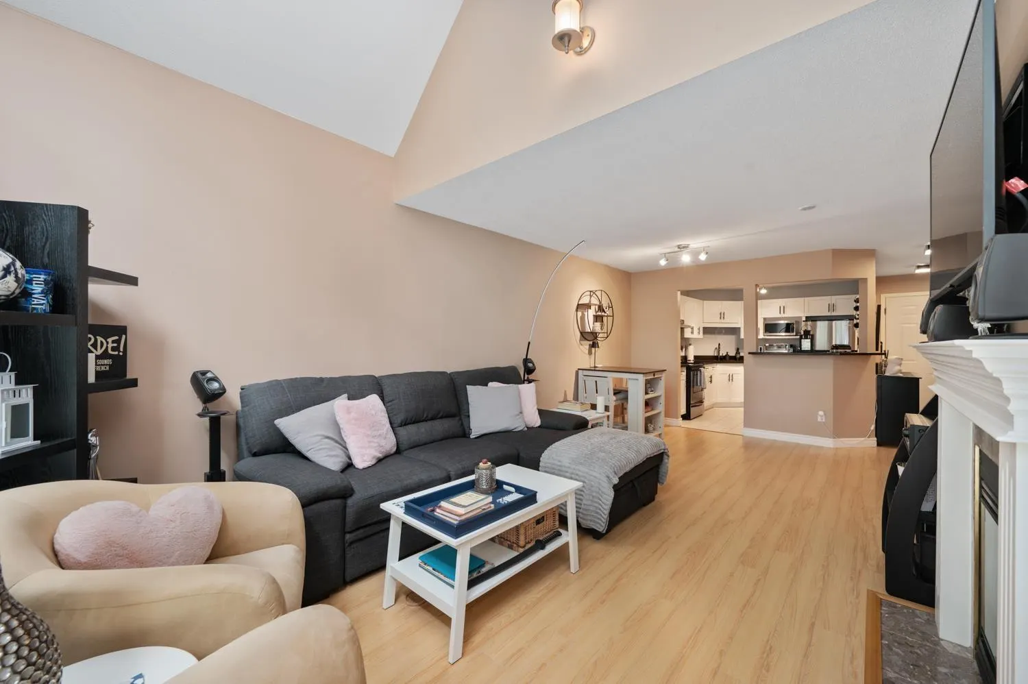 407 33280 E BOURQUIN CRESCENT