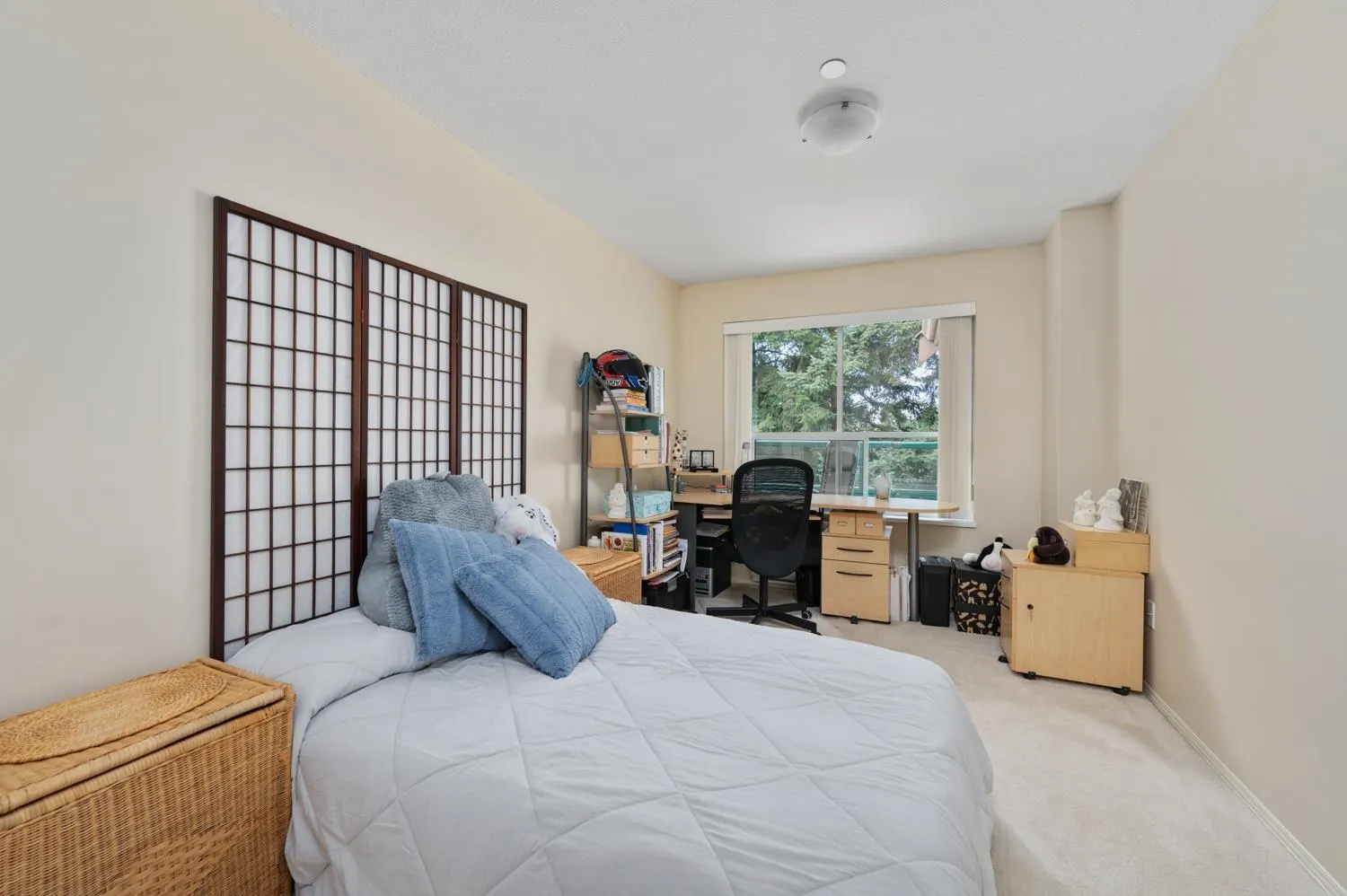 407 33280 E BOURQUIN CRESCENT