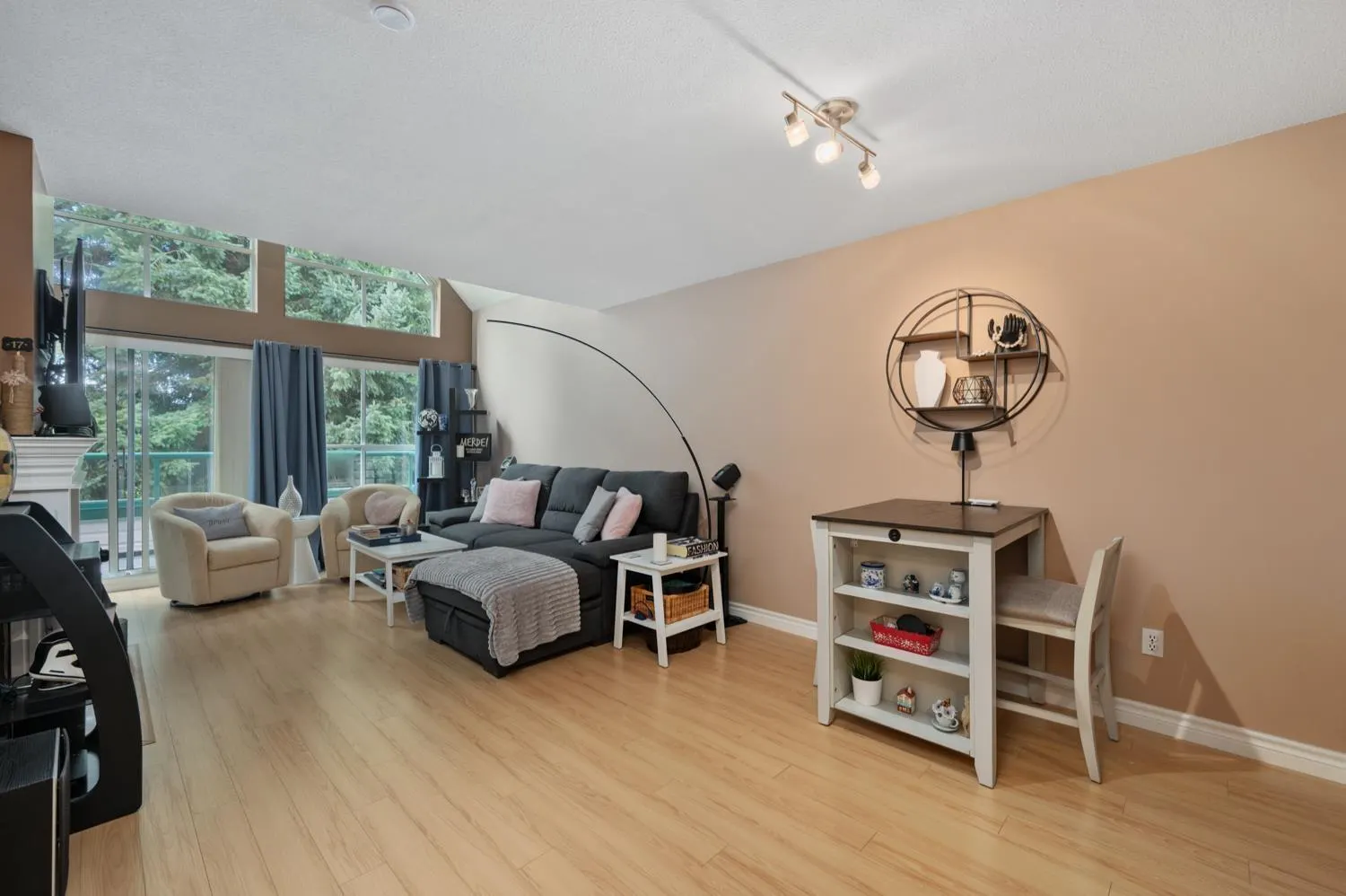 407 33280 E BOURQUIN CRESCENT