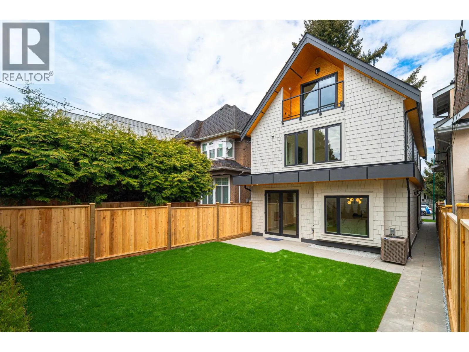 968 W 17TH AVENUE