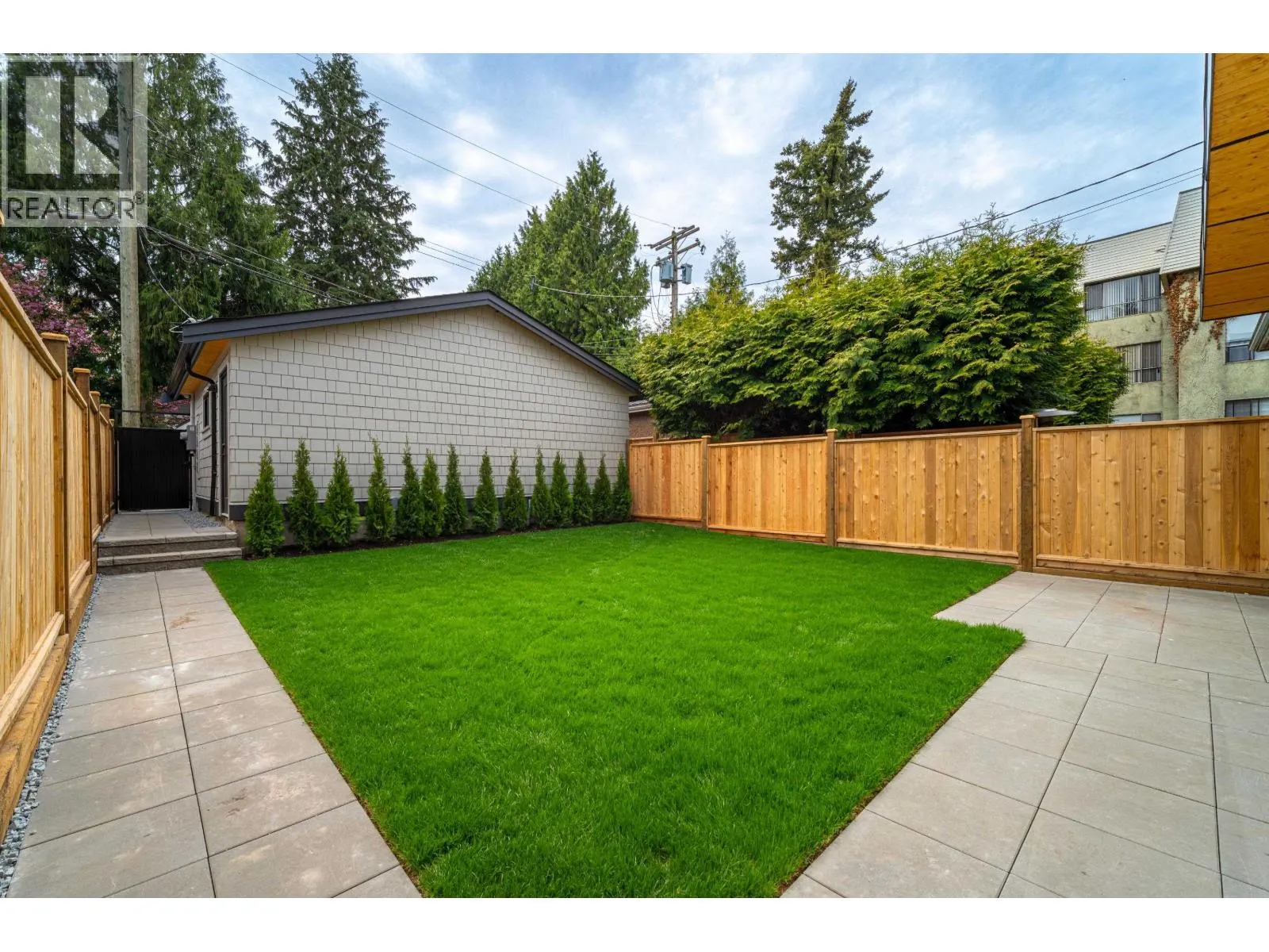 968 W 17TH AVENUE