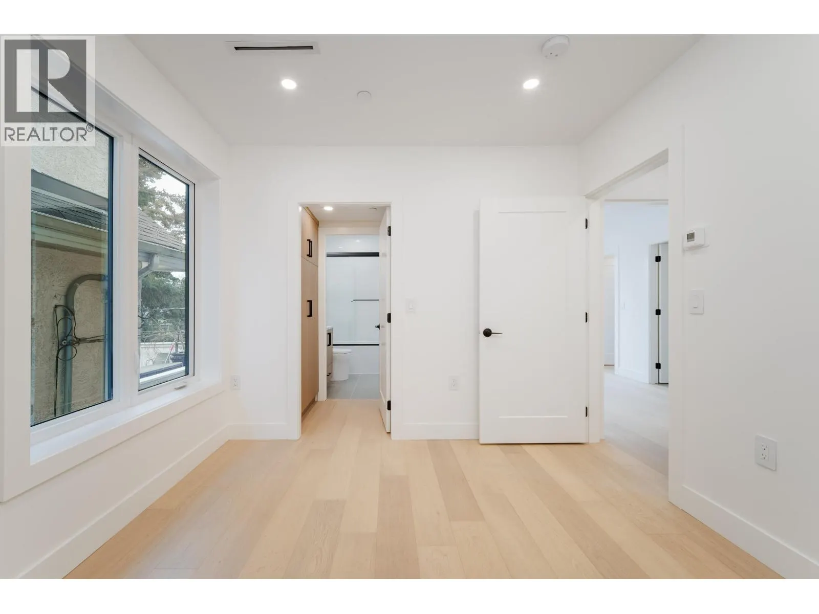 968 W 17TH AVENUE