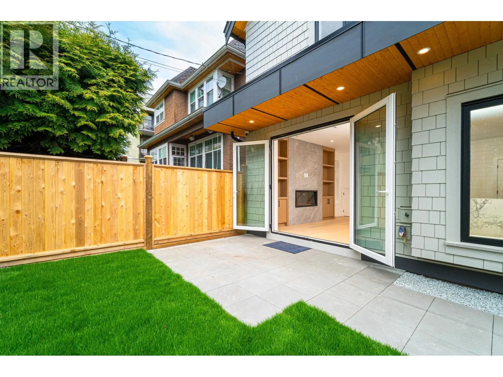 968 W 17TH AVENUE