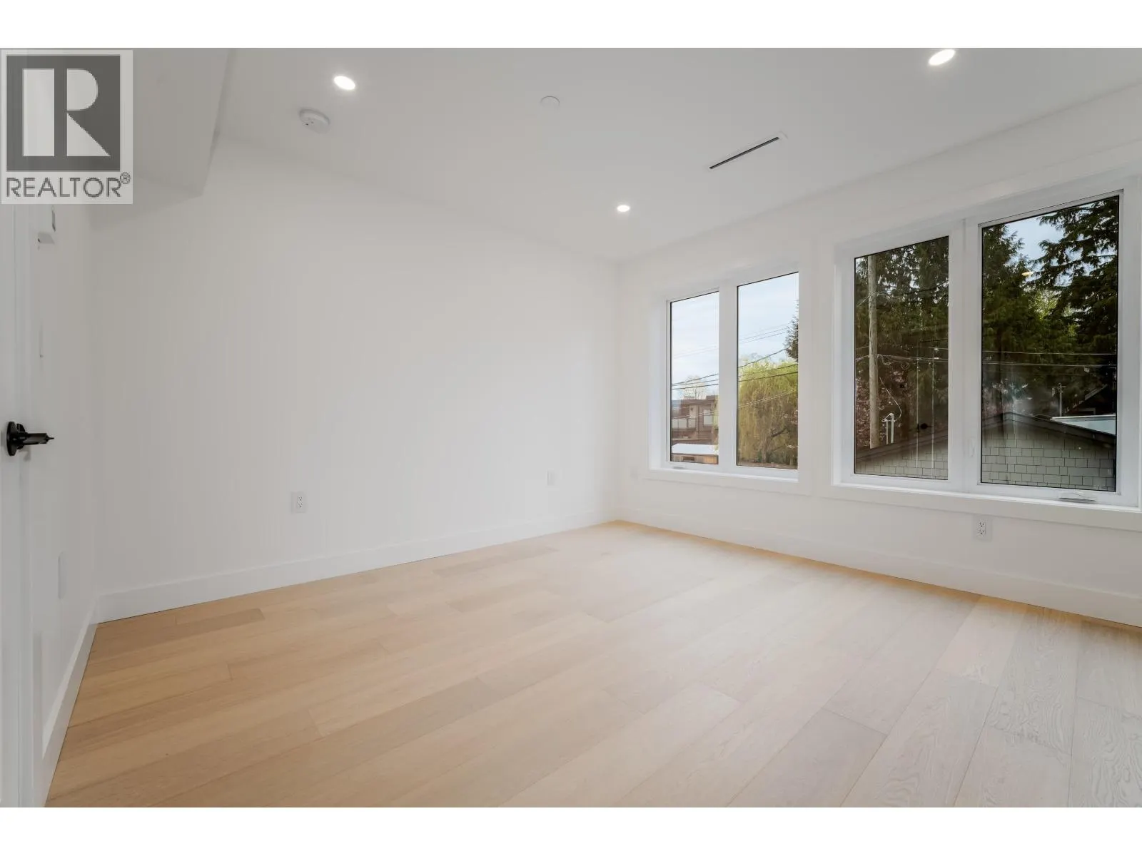 968 W 17TH AVENUE