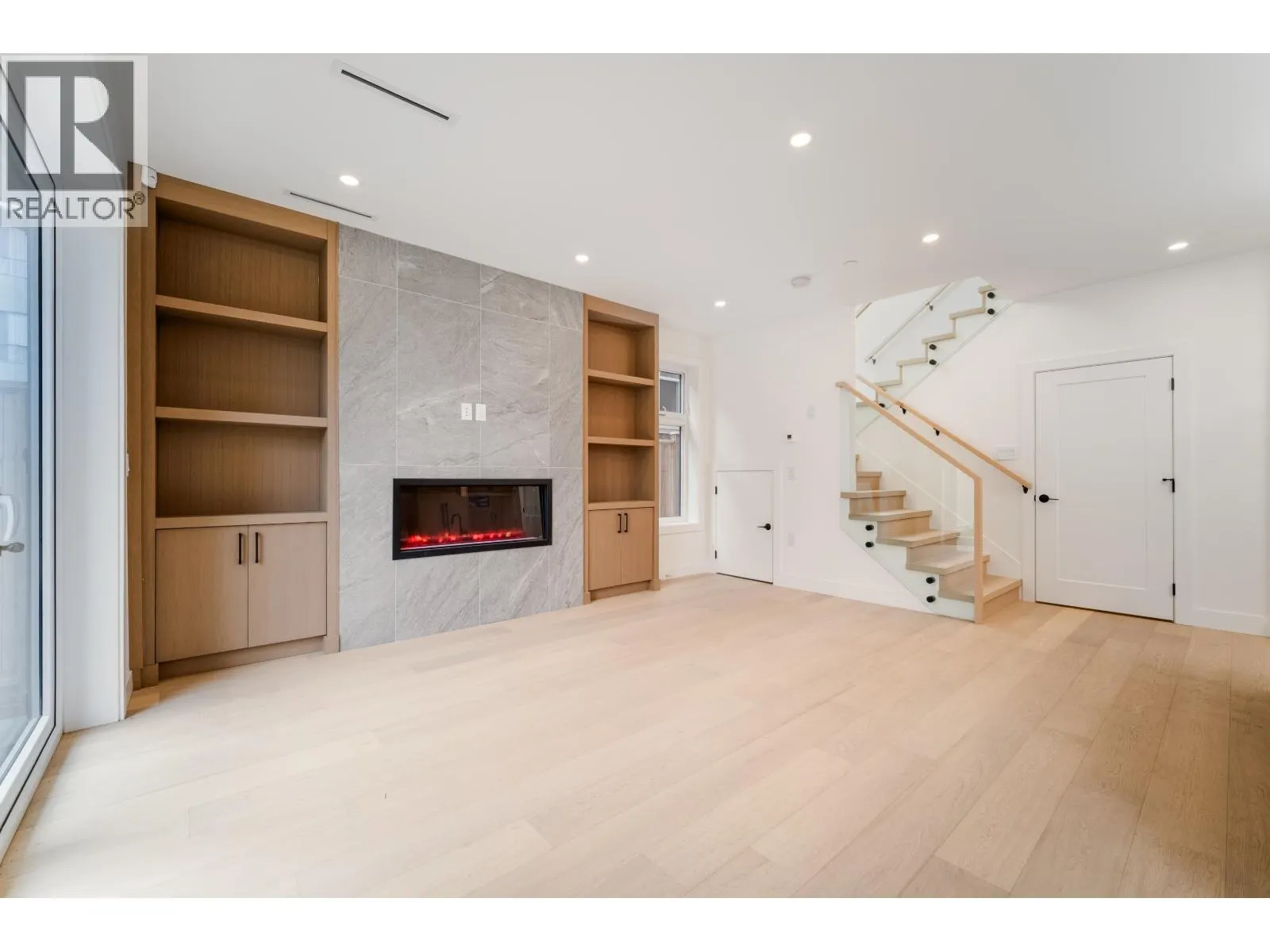 968 W 17TH AVENUE
