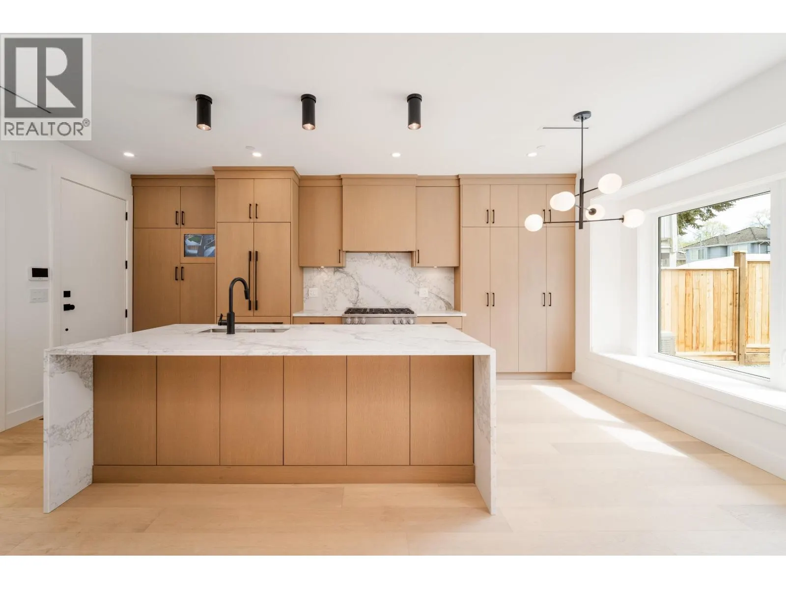 968 W 17TH AVENUE
