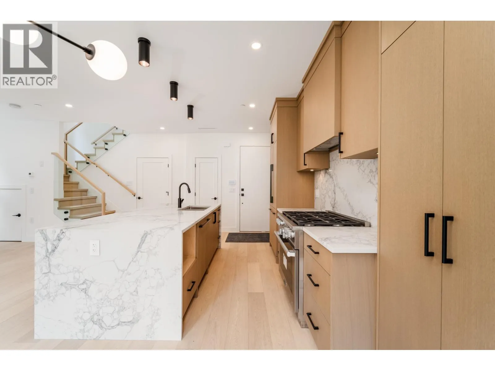968 W 17TH AVENUE