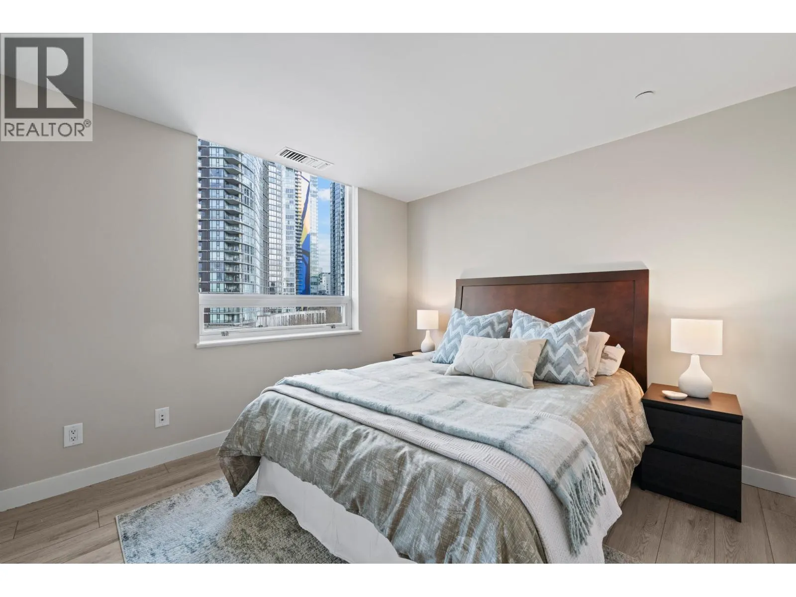 907 633 KINGHORNE MEWS