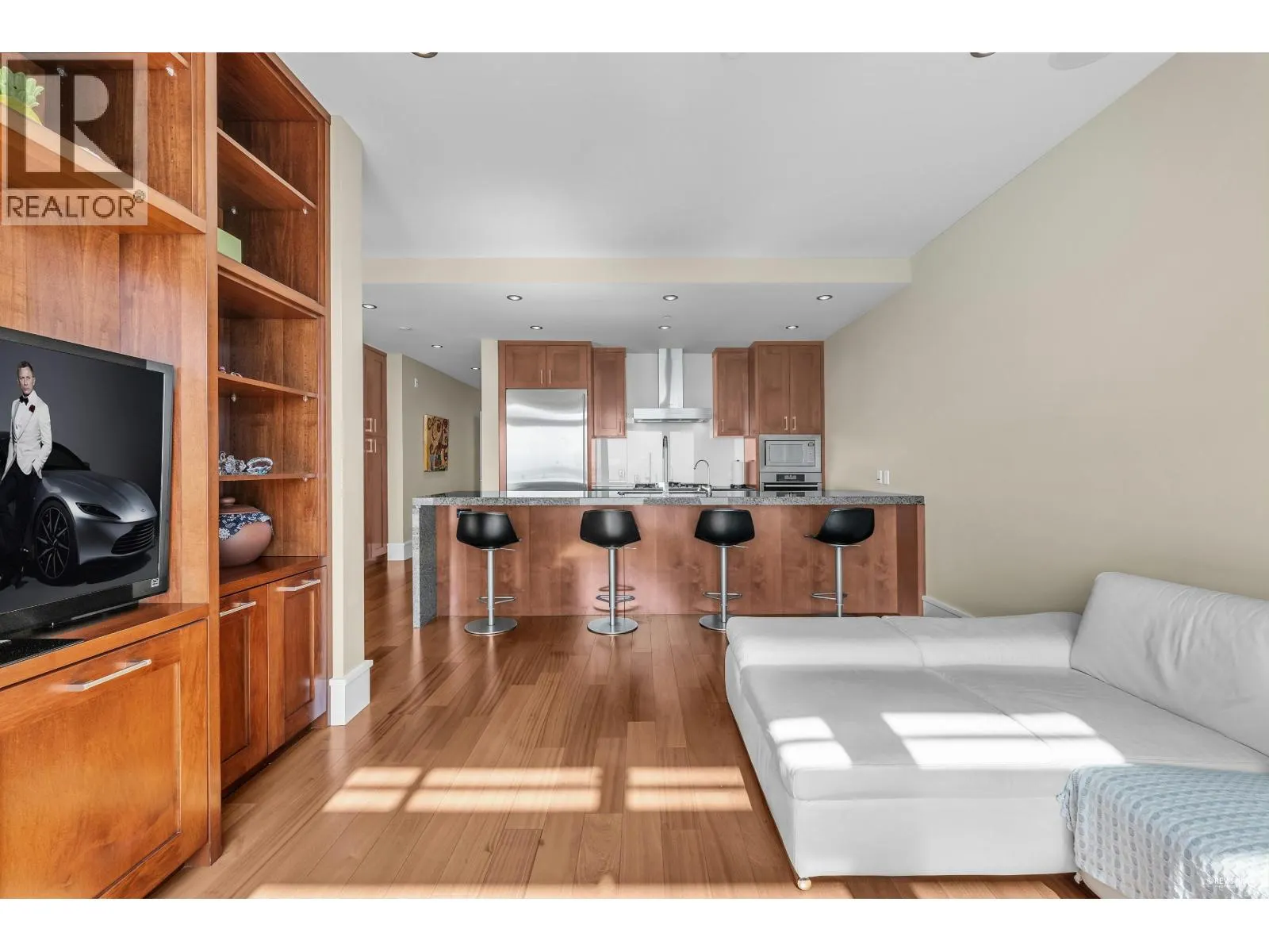102 2575 GARDEN COURT