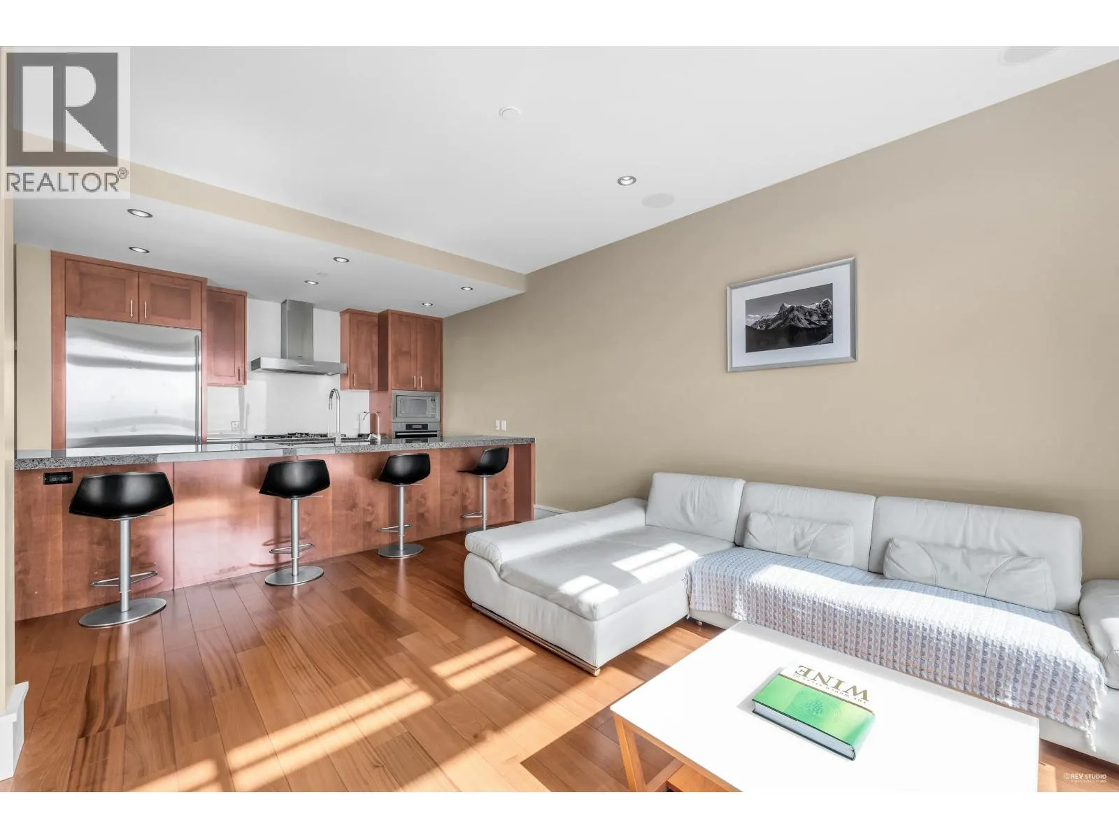 102 2575 GARDEN COURT
